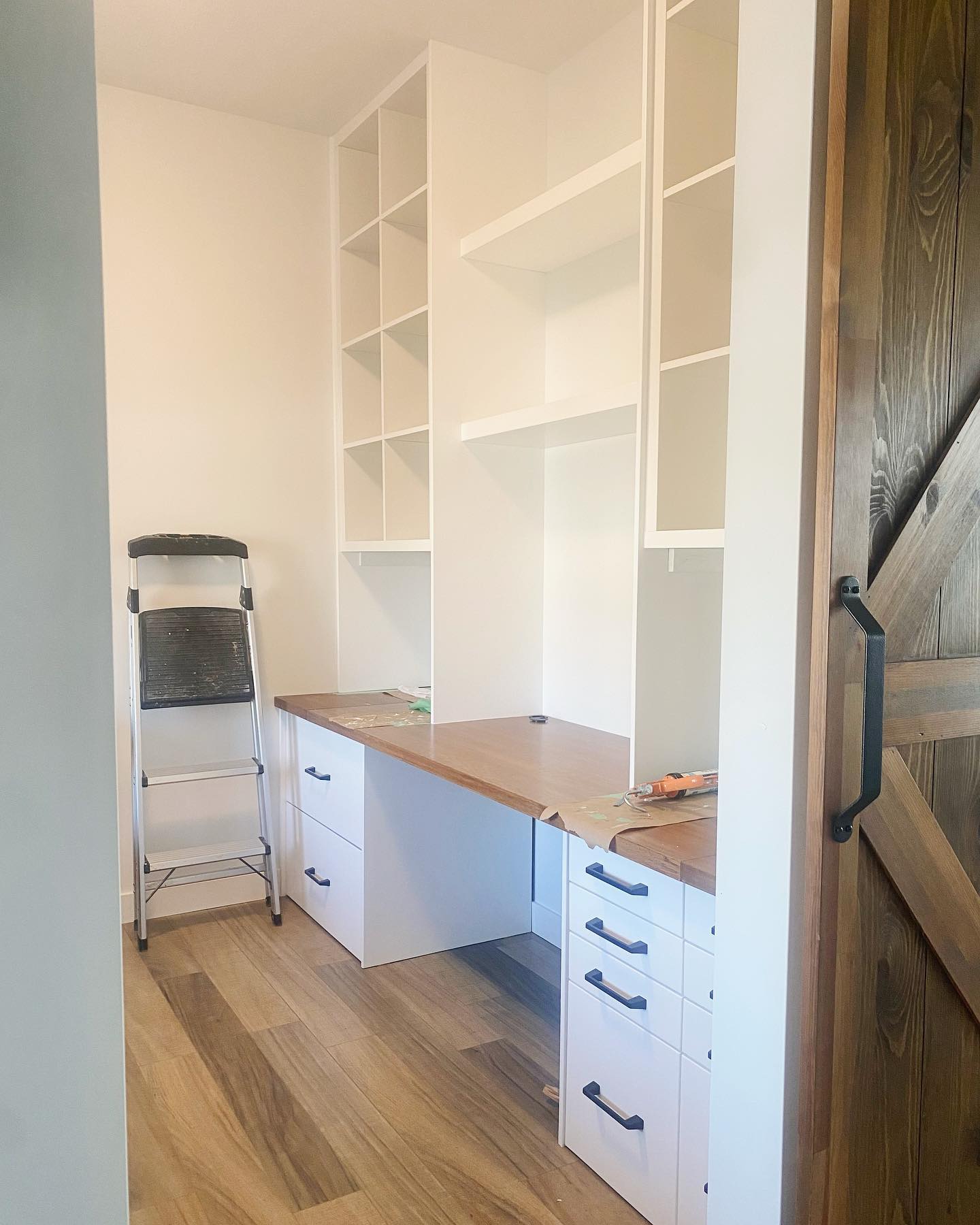 Here’s a custom office workspace I did - always hard to get pictures in smaller spaces… maybe one day I will give my wife “final shots” that don’t have my ladders and equipment photobombing in the background (unlikely).
.
.
.
.
#lawrencefinishing #finishingcarpentry #yxehomes #yxedesign #saskatoonhomes #customfinish #customfinishing #openshelves #yxelifestyle #officedesign #officedesk #custombuilt