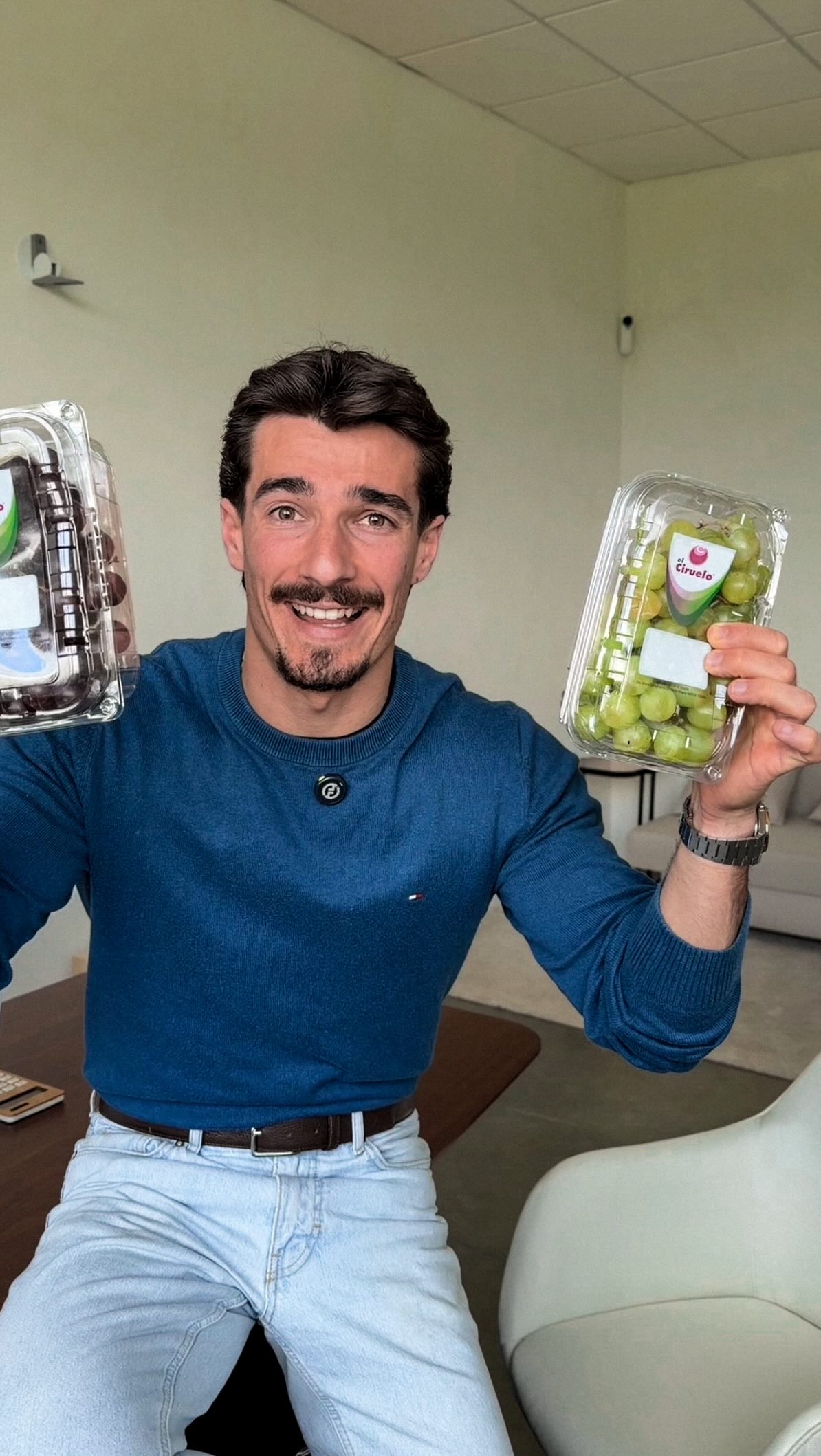 ¿Uvas y deporte? 🍇🏃🏽♂️
Cuando hablamos de nutrición deportiva parece que solo importan las calorías y los macros, pero no es así. Los alimentos, y más si nos referimos a la fruta, aportan mucho más que calorías. No es lo mismo comer uvas que gominolas antes o después de hacer ejercicio.
Espero que os resulte interesante esta info y para los que queráis rendir a tope todo el año, que sepáis que @elciruelofruits tiene uva de mesa de producción propia los 365 días del año. Por lo que no hay excusas para rendir a tope en tus entrenos 😎🫰🏽
Este año voy a ser su embajador 🍇 orgulloso de poder promocionar la fruta.
Publi #ElCiruelo #EmpecemosPorCuidarnos #EmbajadoresElCiruelo