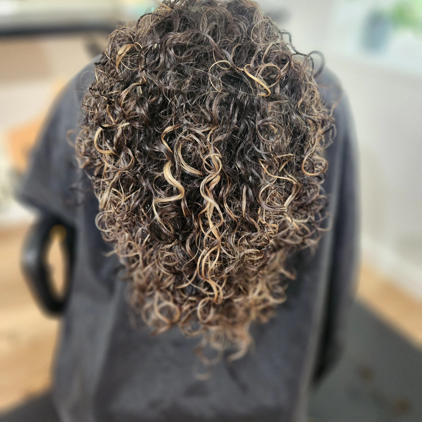 ✨CURLY COLOR MAGIC✨
This transformation is giving lived-in dimension without overwhelming the curl pattern — and that’s no accident!
Thanks to the incredible mentorship I received through @beautychangeslives with the one and only @jladner, I’ve been learning how to strategically place foils for curly hair. With curls, less is more — and placement is everything. Why? Because too much lightening can easily create visual chaos or dryness in curls, but the right foil map? It brings depth, shape, and pop in all the right places. 🙌
This look was created with intentional foil placement to maintain the health and natural bounce of the curls, while adding movement and brightness that enhances the cut and curl pattern.
🎯 Any guesses how many foils were used to create this soft, dimensional color?
(Hint: it's somewhere between 1–50 👀😉)
#CurlyHairColor #StrategicFoiling #CurlyHairSpecialist #CurlyTransformation #BeautyChangesLives #MentorshipMatters #LowMaintenanceColor #JladnerEducation #CurlyCutAndColor #CurlEducation #CurlConfidence #CustomColor #BlushByKimPreble