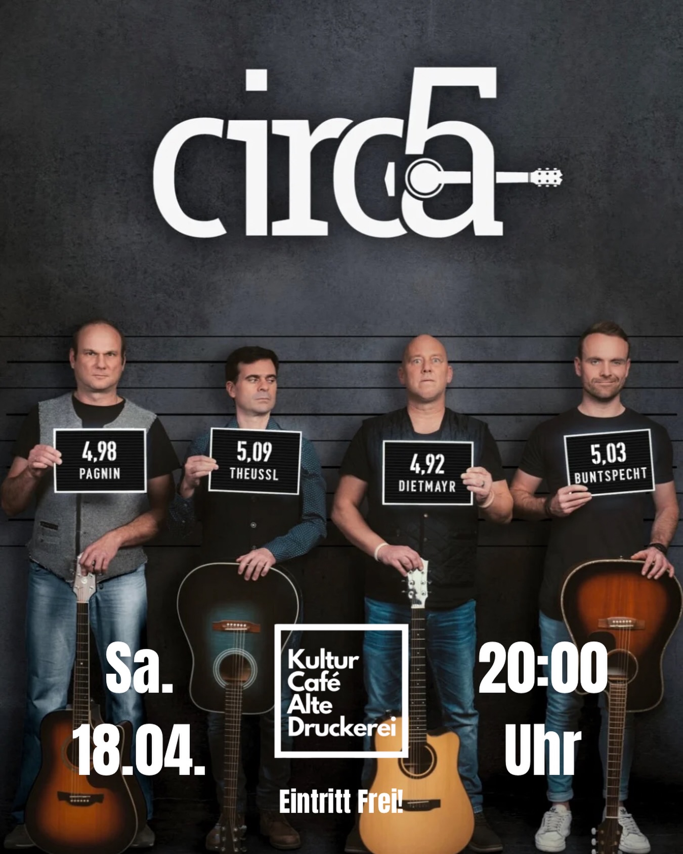 Circa 5 ist eine Band aus vier Liedermachern – einem bayerisch-italienischen, einem steirischen und zwei bayerischen –, die sich aus der Münchner Kleinkunst- und Musikkabarettszene kennen. Christoph Theussl, Chris Buntspecht, Marco Pagnin und Michi Dietmayr beschlossen 2022, ihre Kräfte zu bündeln und ein gemeinsames Liedermacherprojekt zu gründen. Dabei werden Songs aller Beteiligten gemeinsam arrangiert und interpretiert – ergänzt durch humorvolle und witzige Geschichten, die dem Abend eine besondere Note verleihen.
Entstanden ist ein vielseitiges Programm mit Gitarren, Bass, Mundharmonika und vierstimmigem Gesang: mal lustig, mal nachdenklich, mal ruhig, mal rockig – aber immer voller Energie.
Michi Dietmayr, bekannt als einer der „3 Männer nur mit Gitarre!“, steht mit seinem langjährigen Bühnenpartner Marco Pagnin, der nebenbei auch Schnapsbrenner ist, seit über 30 Jahren auf der Bühne. Christoph Theussl stammt aus der Steiermark, lebt seit über zwölf Jahren in München und betreibt dort die Lesebühne „Schwabinger Schaumschläger“. Das jüngste Bandmitglied, Chris Buntspecht, bringt neben seiner künstlerischen Präsenz auch große Social-Media-Reichweite ein: Mit seinen Songs auf YouTube und TikTok hat er bereits ein Millionenpublikum erreicht.