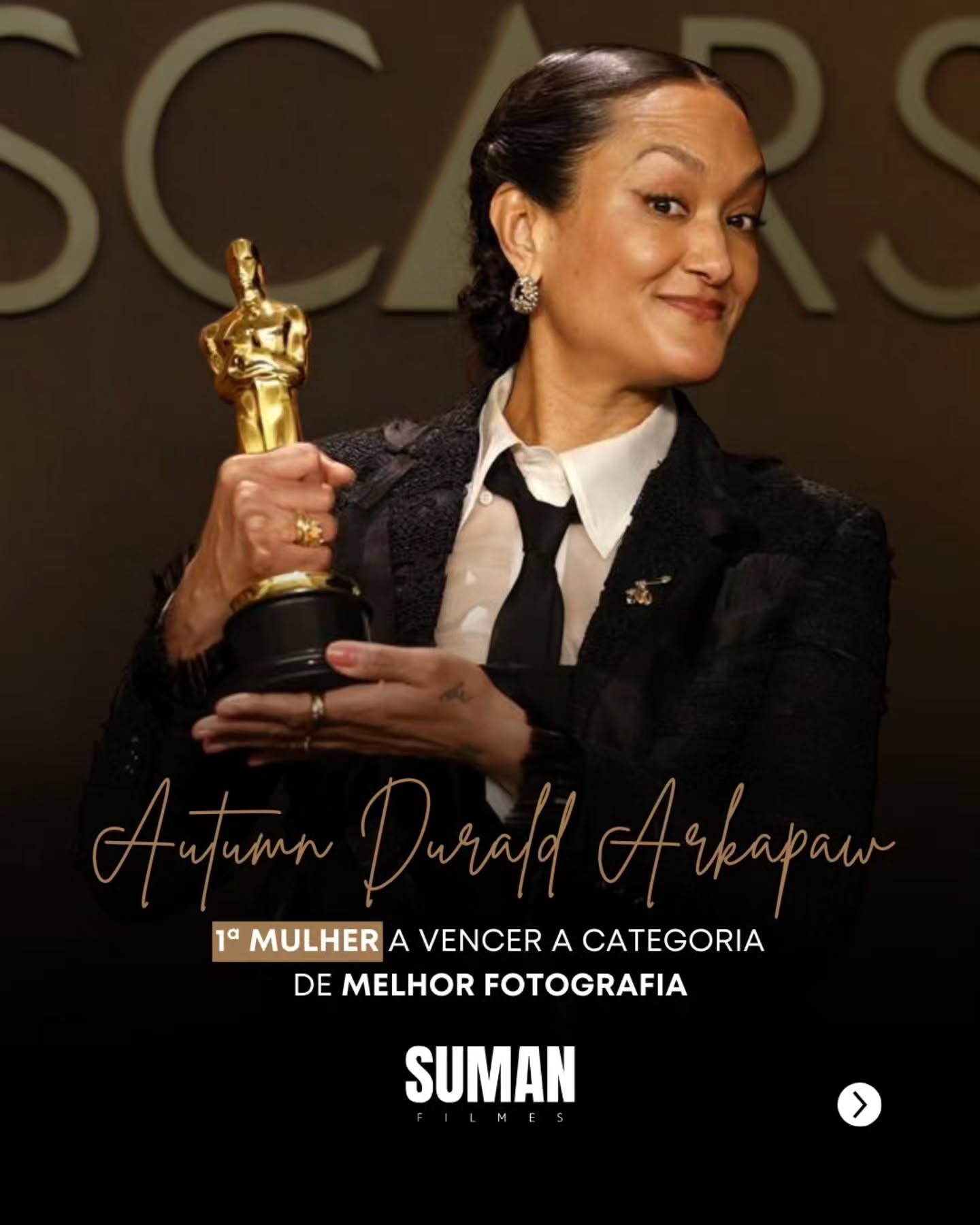HISTÓRICO, SIMBÓLICO E NECESSÁRIO. 🏆✨
Autumn Durald Arkapaw venceu o Oscar de Melhor Fotografia por Pecadores e se tornou a primeira mulher a conquistar a categoria. Em uma área técnica tão tradicional dentro da Academia, a vitória representa mais do que reconhecimento individual: marca um momento importante para a história do cinema e para a presença feminina atrás das câmeras.
É o tipo de conquista que além de celebrar um trabalho brilhante, também evidencia mudanças que por muito tempo pareceram distantes. Um reconhecimento que valoriza talento, sensibilidade, linguagem visual e a força de quem ajuda a construir a imagem de um filme de forma decisiva.
Esse é um daqueles momentos que ampliam caminhos, inspiram novas gerações e reforçam que a história do cinema também se transforma a partir de quem está por trás da câmera. 🎬