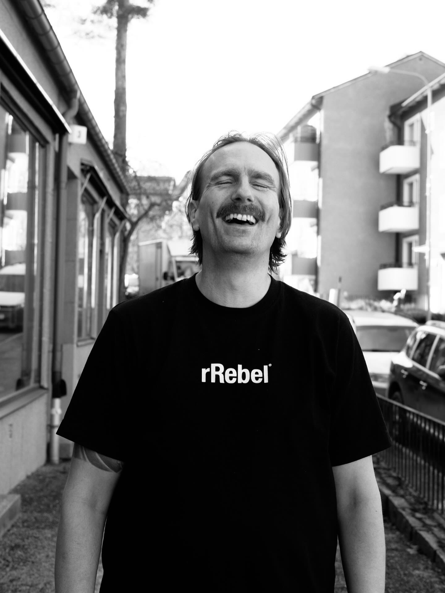 Säg hej till Fredrik! Vår nya servicekoordinator! Han hjälper Sverige med rätt service, i rätt ordning. Bokar, planerar, ringer och dubbelkollar- ja lite som en trafikledare. När han inte svarar i telefon på rRebel producerar han musik och i smyg, nya hits. Och tycker aldrig att ett stekt ägg är fel.
Välkommen Fredrik! 🎊