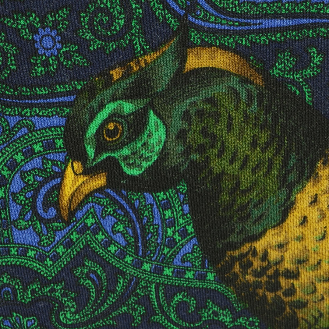 Gucci using strong dark colors for many of their soft scarves.
#designer #fashion #authentic #secondhand #secondhandfashion #scarves #scarf #gucci #silk #quail #bird #green