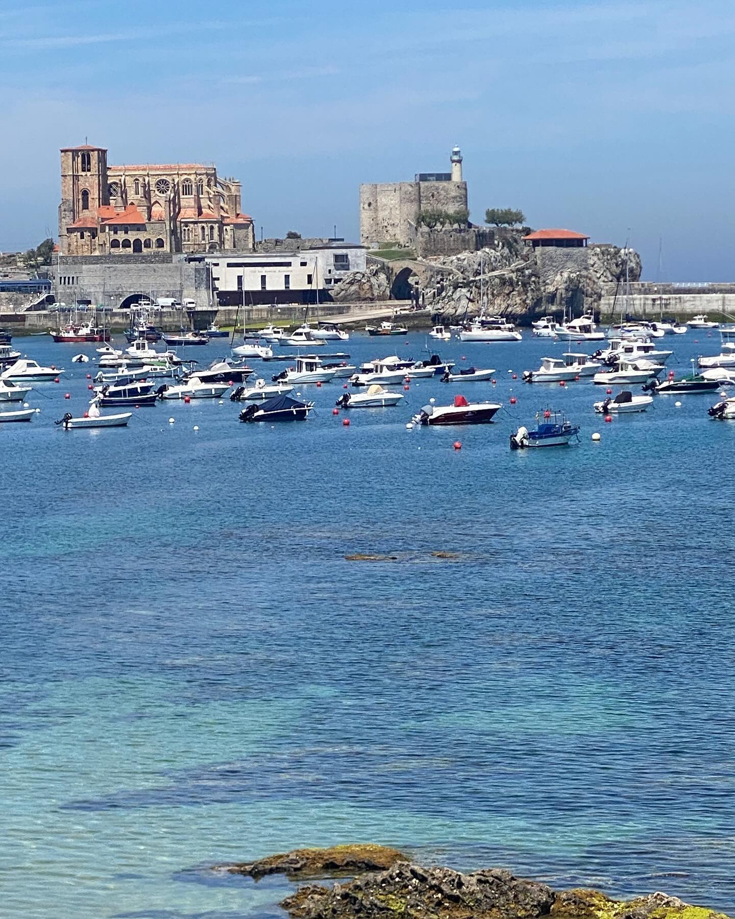 Day 8 arrived in Castro Urdiales an incredible seaside town full of Friday afternoon energy. Was entertained by the boys in the boat and finally got to dip my feet in the sea after walking almost 200km. Absolutely heavenly. 🙏💖🇪🇸