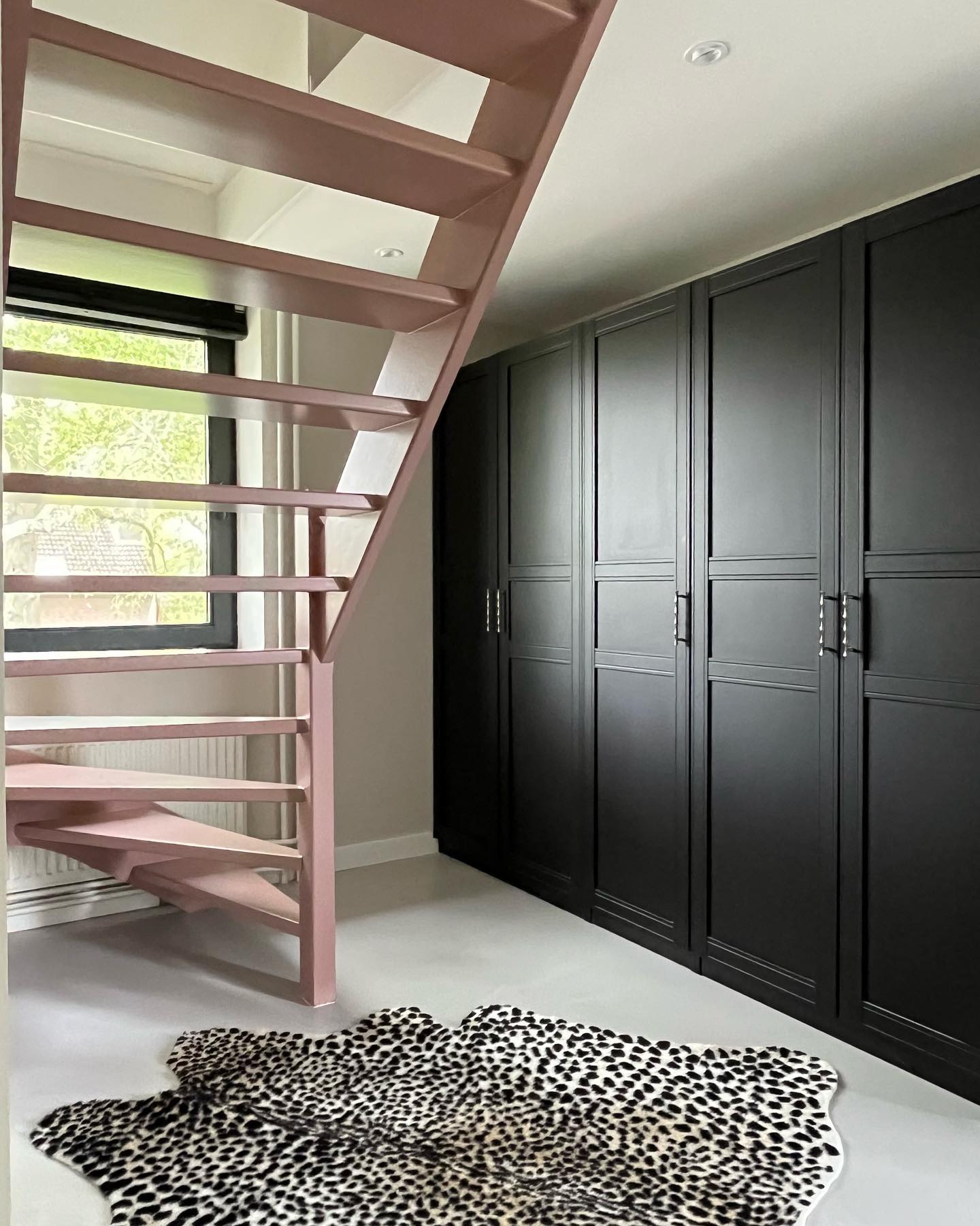 Een roze trap? Why not? Een trap moet zwart of wit toch? Dat hoort nou eenmaal zo, alle andere kleuren zijn raar. Wat een onzin! Het lijkt namelijk vaak veel heftiger dan het is om voor kleur te kiezen. Want zeg nou zelf, dit ziet er toch gewoon gezellig uit? Ik ben er heel blij mee. De kleur is blush van @littlegreenepaintcompany gietvloer van @woningbaas
(Laatste foto de ‘before’)
.
.
#linterieuradvies #trap #trapinspiratie #trapkleur #durfkleurtegebruiken #outofthebox #boldinteriors #colourfullhome #stair #stairdesign #blushlittlegreenpaintcompany #blushlittlegreene #rozetrap #pinkstairs #interieurinspiratie #interiordesign #kleuradvies #overloop #halinspiratie #kleurinspiratie #kleurinhuis #kleurinjeinterieur #interieuradviseur #coloredstairs #pinkinterior #ikeapax #gietvloer #verbouwen #traprenovatie #trapkleur #interieurinspo