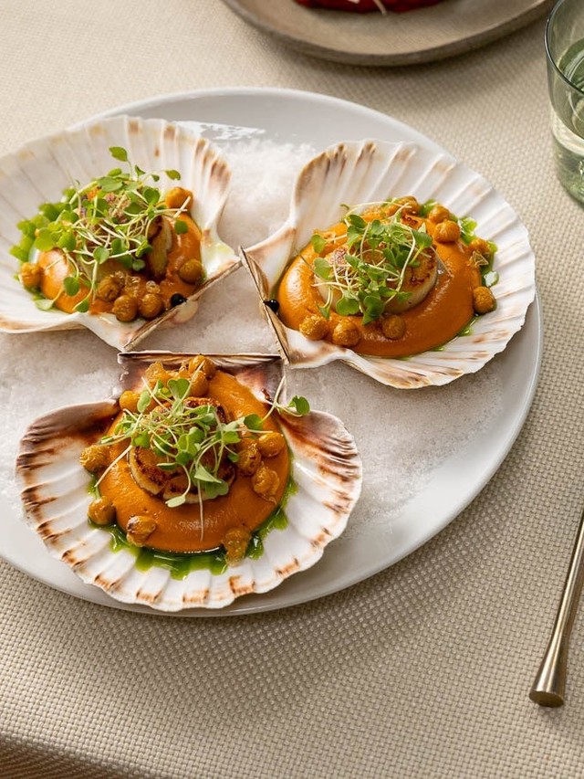 Sweet, delicately seared scallops meet rich Romesco, black garlic labneh and fragrant za’atar, finished with crisp chickpeas. ✨
The perfect starter waiting to be discovered on your next Greenhouses visit 🌿