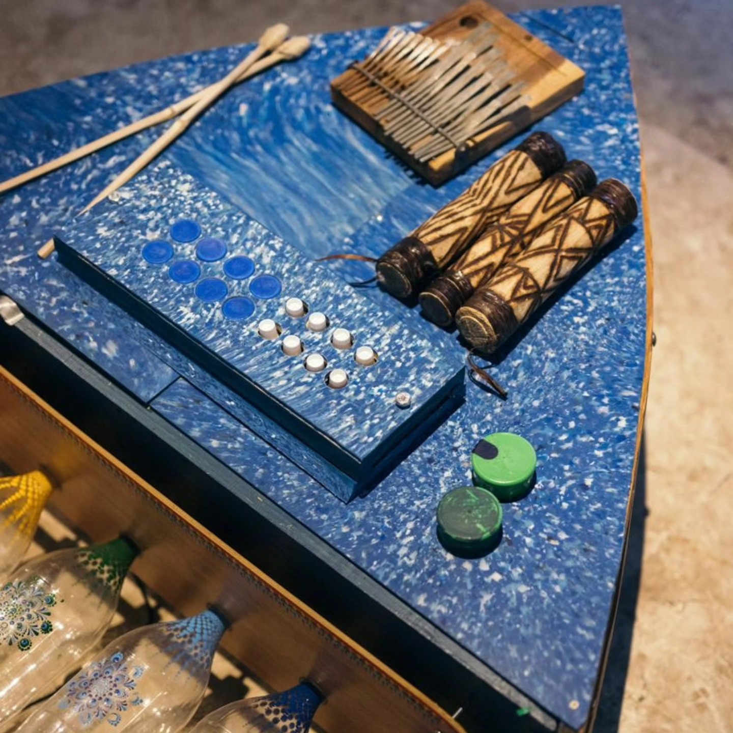 A #maravilixo teve a alegria de contribuir com a exposição Telegarrafas (@telegarrafas), fornecendo chapas feitas com material plástico reciclado, além de um motor e um redutor para apoiar o idealizador e curador da expo, Igor Amin (@igoramin), na sua construção autônoma de um triturador do movimento #PreciousPlastic (@realpreciousplastic).
A exposição mergulhou nas histórias de crianças e suas famílias, revelando suas relações com os rios, o oceano e as ameaças que cercam esses territórios. Com cartografias, projeções e objetos culturais, a expo atravessa comunidades quilombolas, indígenas e ribeirinhas, conectando Brasil, Moçambique e Portugal.
Foi uma experiência potente, que une arte, sustentabilidade e a memória viva de quem cresce perto das águas!!
/ / / / / / / / / / /
Sobre a exposição em Belo Horizonte durante o mês de Outubro de 2024:
A exposição “Telegarrafas” convida o público a entrar em contato com histórias de crianças e suas famílias, que convivem com as águas, com suas paisagens e com as ameaças que colocam em risco a vitalidade da natureza em seus territórios. A exposição é resultado de uma experiência proporcionada a partir de oficinas de escuta das águas e da produção de filmes educativos realizados com essas crianças. Ao longo da visitação, dividida em 4 salas na Galeria Mari’Stella Tristão, serão apresentados elementos que compõem a beleza da identidade cultural das personagens, por meio de cartografias, painéis fotográficos, projeções e objetos relacionados à vida dessas crianças brasileiras, moçambicanas e portuguesas. As instalações percorrem as águas de comunidades quilombolas, indígenas e ribeirinhas, entrando em contato com a memória de suas famílias, o registro do brincar livre nas águas e a intimidade com os rios. Os trabalhos expostos atravessam também o oceano, mostrando mais diversidade de vidas e a multiplicidade de relações com o mar.