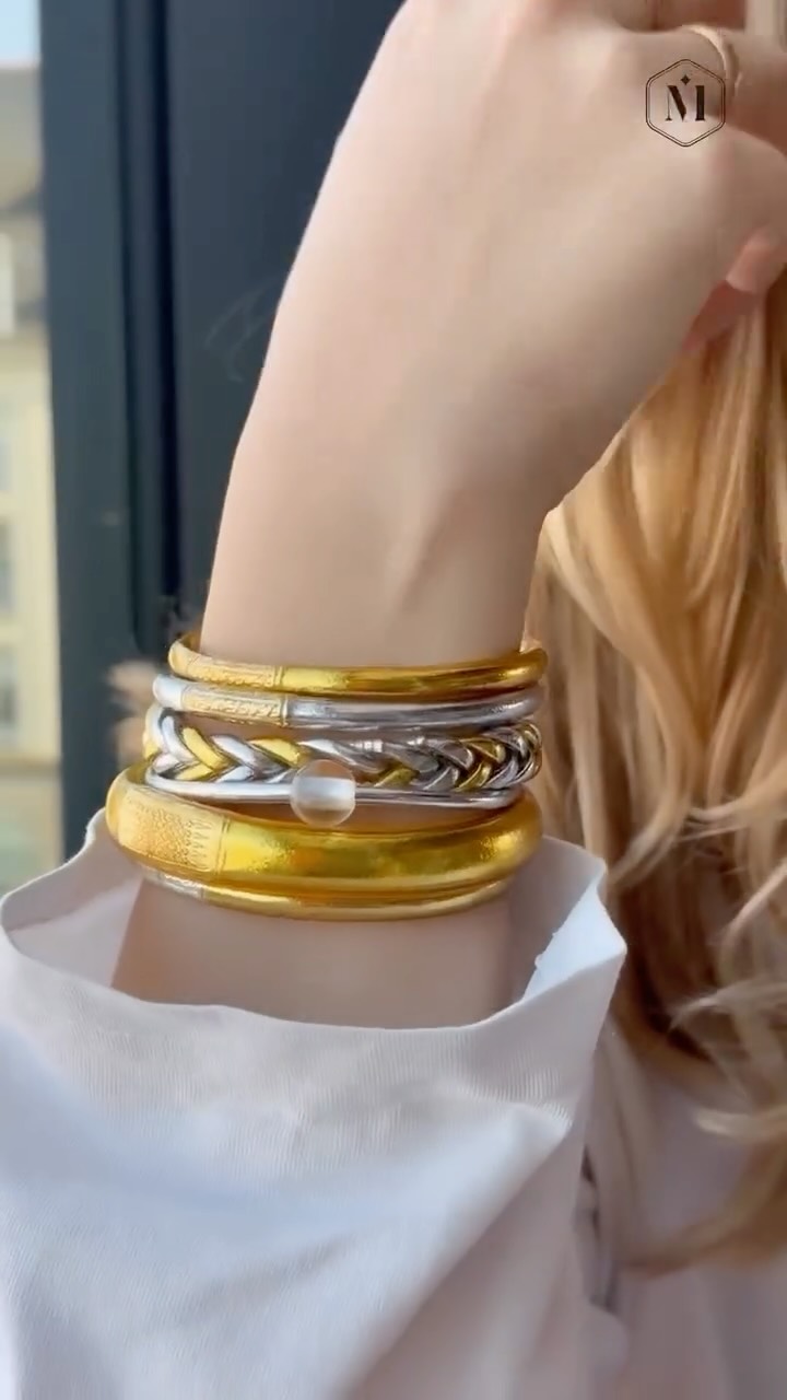 Deux nouvelles compositions. Une énergie différente. ✨
Maison Izel dévoile deux lots exceptionnels…
Éclat d’Ambre & Intemporel 🤍
Pensés comme de véritables rituels à porter.
Pour la première fois, nous avons réuni :
Yantra, Aura, Mantra et tresses signature dans des compositions uniques.
Des pièces lumineuses, profondément symboliques. ✨
Quantités limitées.
Comme toujours :
-15% sur le prix des lots.
• votre programme fidélité pour cumuler des avantages à chaque commande 🤍
C’est en ligne.
#tendance #braceletbouddhiste #mantra #maisonizel