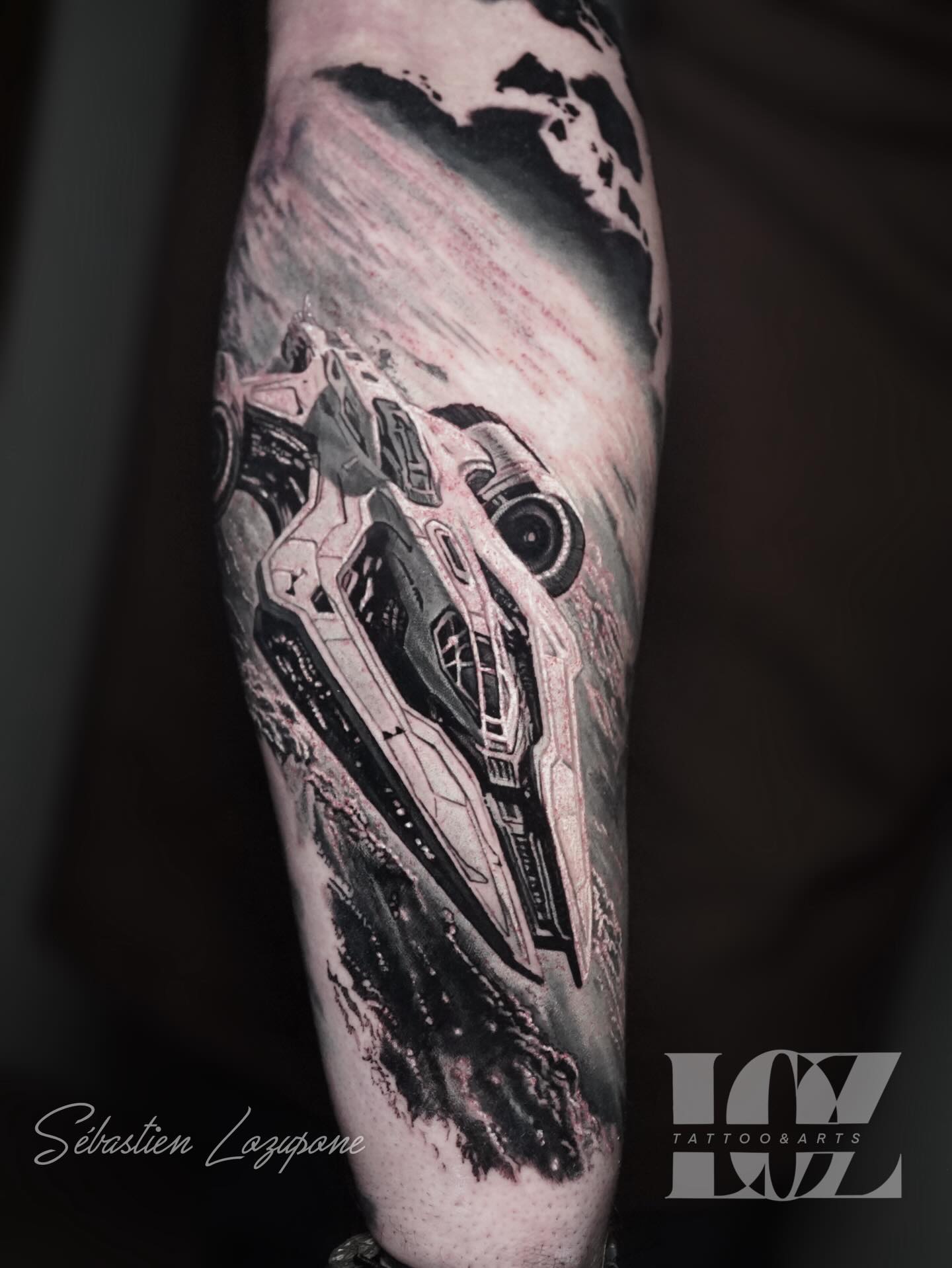 Nouvelle pièce pour continuer cette manchette espace commencer il y a quelques années maintenant. Trop content d’avoir pu faire un vaisseau spatial . J’ai vraiment adoré. Bientôt la suite !!
Un projet? Contactez moi 😉
👇
💻 https://www.loz-tattoo.com/
☎️ : 0602536626
#tattoo #sébastienlozupone #tatouage #spacetattoo #inktattoo