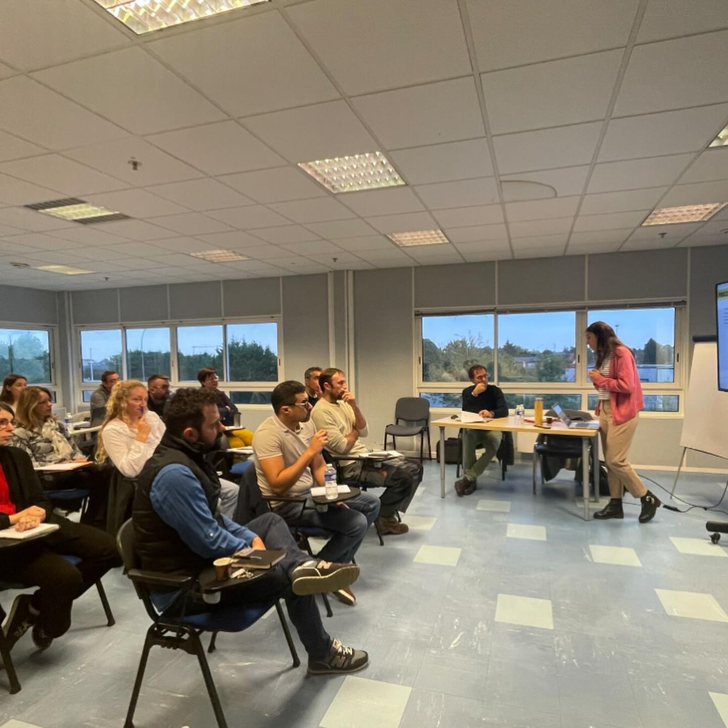 🎉 Clap de fin pour les ateliers du projet de décarbonation chez PMA28 et dans le Groupe ! 🌱🌍
Hier avait lieu le dernier atelier #RSE, animé par le CTCPA - Centre Technique Agroalimentaire pour le Groupe Plantes & Fruits.
👍🏻 Cette étape représente une avancée significative dans notre engagement pour un avenir plus #durable.
Les objectifs de l’atelier :
🌳 Mobiliser les #équipes internes RSE (COPIL RSE et Pilotes intermédiaires) autour des émissions de #GES,
🌳 Développer et partager la vision stratégique autour du sujet,
🌳 Identifier ensemble en atelier les actions nécessaires pour réduire nos émissions de GES,
🌳 et caractériser les actions #prioritaires, afin de permettre le lancement de leur mise en œuvre opérationnelle à court terme !
Merci à toutes les équipes impliquées et aux partenaires qui nous ont accompagnés dans cette transition ambitieuse. Ensemble, nous continuons de mettre en place des actions concrètes pour réduire notre impact environnemental et nous inscrire dans une démarche de responsabilité globale.
Restons engagés pour un avenir plus vert ! 💚
Programme soutenu par Bpifrance
#RSE #Décarbonation #SoutienDurable #FRUITOFOOD #PMA28 #HDB #GATICHANVRE #Groupe #entreprise #ODD #developpementdurable #RSE