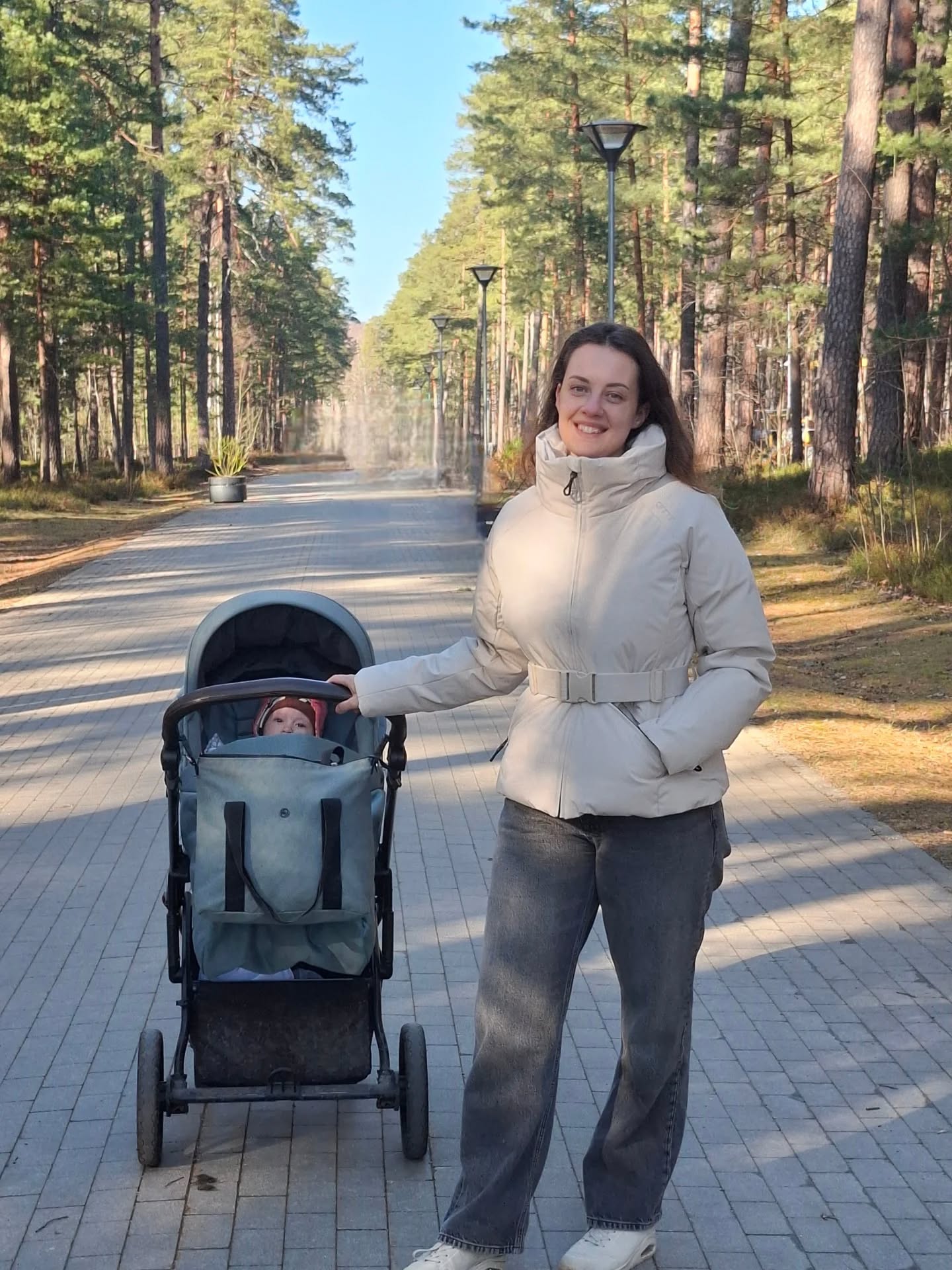 Šajā nedēļas nogalē neapmeklēju nevienu pasākumu.
Biju pie jūras.
Izlasīju grāmatu, pagulēju un pēc brīža ķeršos klāt jaunai.
Pagatavoju lazanju un uzēdu saldo ruleti par godu Gabrielas pirmajai vārda dienai.
Manuprāt, ideāli.
Vajag arī tā, vai ne?
#piezīmes #mammaspiezīmes