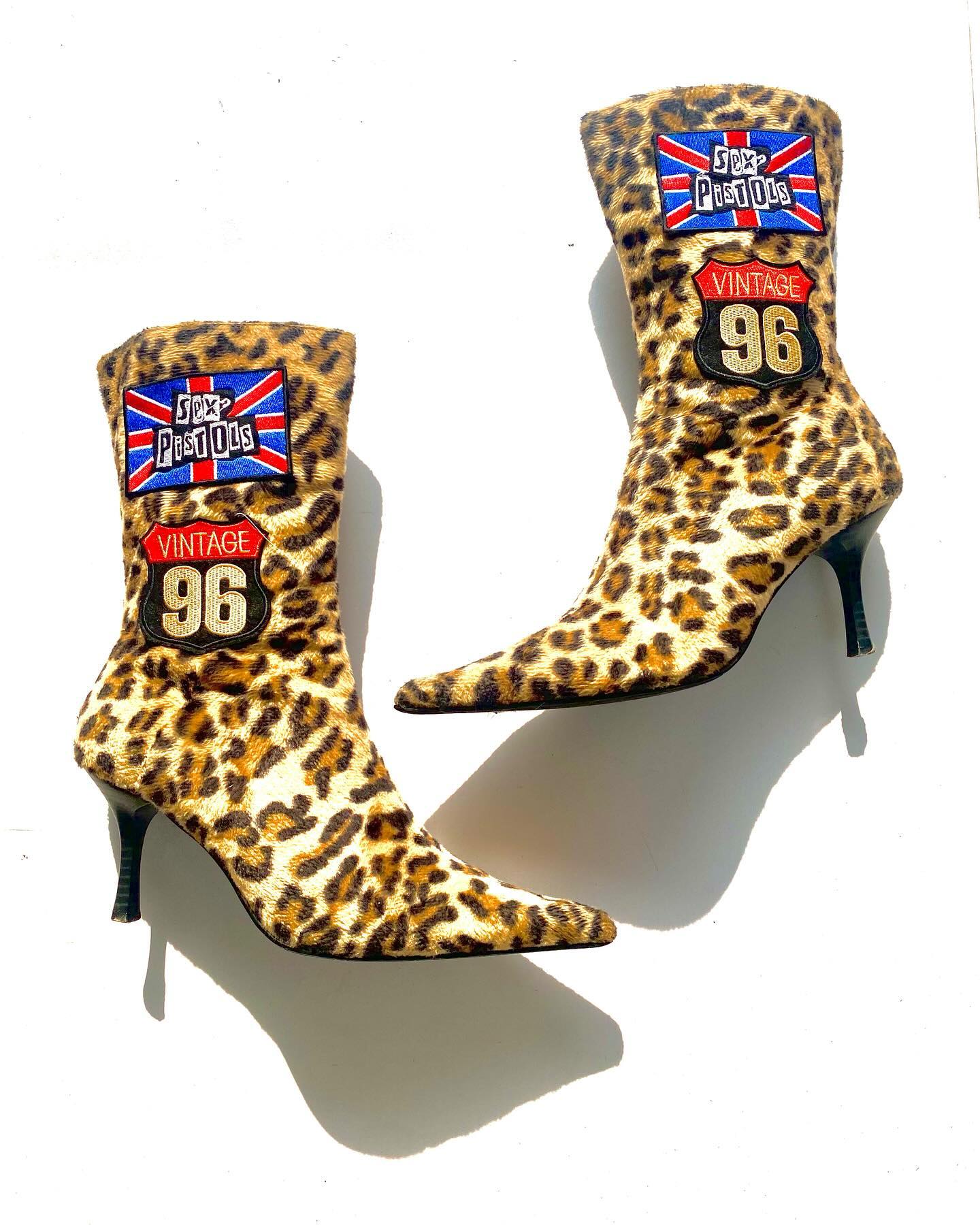 NEW DROP of the the “Cheetah Sprint” racing boots
Size UK 7
#leopardprint #cheetahprint #y2kleopardprint #pointedtoeboots #eldantes #diesel #racejacket #raceboots #vintageclothing #vintageboots
