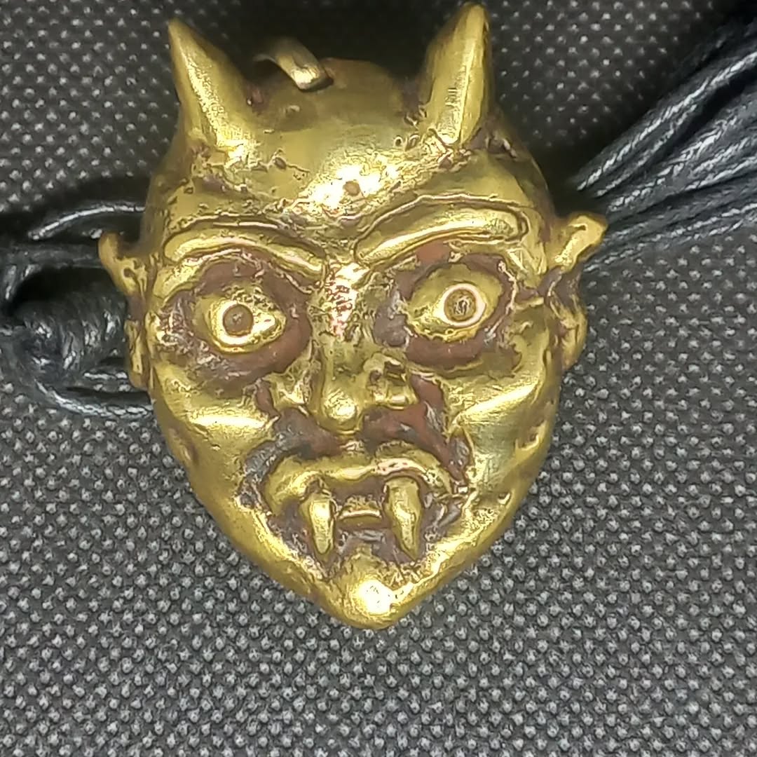 DIJE DE ONI
1 pieza disponible
42 gr de laton sólido
5 cm de alto por 4 cm de ancho.
PRECIO
300 pesos mexicanos más envio. Mande privado
#dije #dijes #joyeria #joyeriamexicana