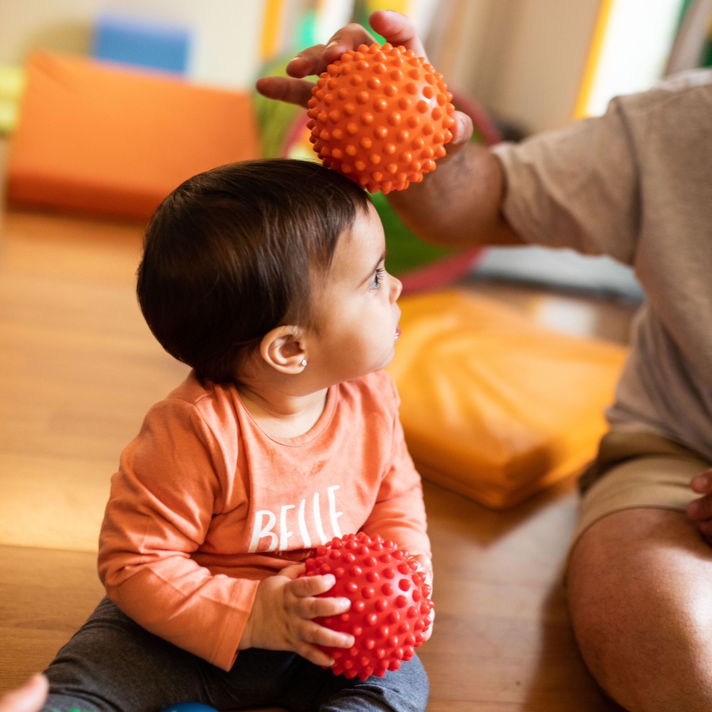 🌟 Descobreix els beneficis de la Psicomotricitat Relacional en el nostre grup de Psicomotricitat en Família per a gatejadors fins a 3 anys.
🧩 Aquest enfocament fomenta el desenvolupament integral dels petits, reforçant el seu vincle afectiu amb els adults a través del moviment i la interacció lúdica.
✨ Molt contents d’anunciar que iniciem nous horaris! T'esperem els dimarts a les 16:30h o els dimecres a les 17:30h per explorar junts aquest meravellós món d'aprenentatge i creixement. No te'l perdis!
📞 Per a més informació i reserves, contacta'ns per missatge directe.
Ens veiem aviat! 🎈