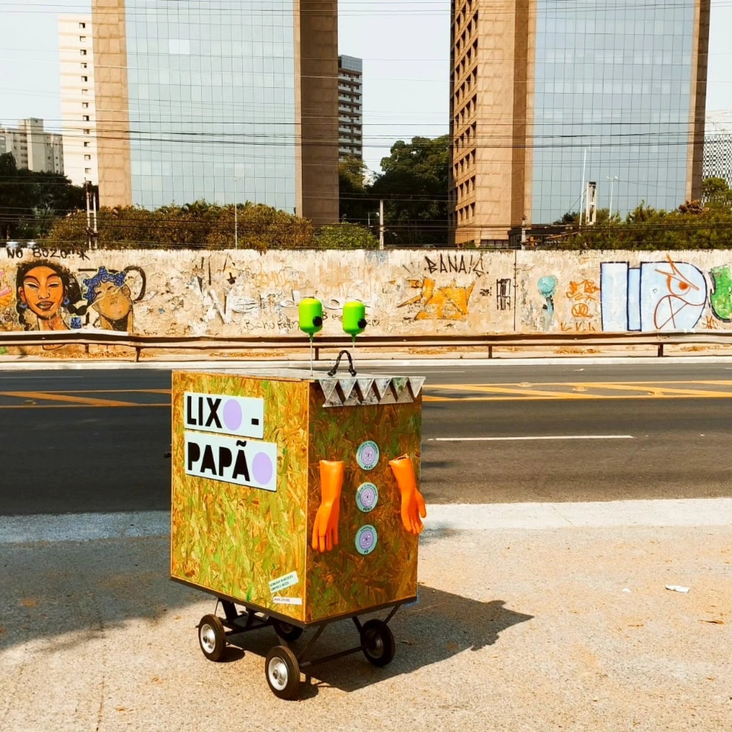 Um dos principais objetivos da #maravilixo é trabalhar temas relacionados à sustentabilidade e regeneração de forma que toquem profundamente os participantes das nossas oficinas, inspirando-os a mudarem alguns de seus hábitos, fazendo a diferença em seu cotidiano.
A separação correta de resíduos como prática essencial para a preservação do meio ambiente é um dos temas que trabalhamos bastante em nossas oficinas criativas.
Em uma busca rápida pela internet, somos inundados de informação sobre como e o que devemos fazer nessa separação, porém, ainda assim, é uma minoria que se dispõe a realmente mudar e repensar sua forma de se relacionar com o todo, já que estamos reféns de um modo de vida pautado pelo consumo e facilidades como o uso onipresente do plástico de uso único no dia a dia.
Foi buscando aumentar o engajamento dos participantes, que a maravilixo criou sua coleta lúdica com o Lixo-Papão: uma lixeira divertida representada por um “monstro” que adora devorar resíduos plásticos!
Ele fica por cerca de 15 dias em escolas, empresas e eventos antes das oficinas, incentivando a coleta e separação dos plásticos que serão usados nas atividades.
A simpatia do Lixo-Papão não só motiva os participantes a separarem e coletarem plásticos que serão utilizados nas oficinas, como também participa da etapa em que fazemos a sua abertura e análise do que foi coletado, verificando volume, peso, limpeza e tipos de plásticos, além de nos auxiliar na mensuração do impacto da atividade.
Neste carrossel, vocês podem conhecer alguns detalhes do nosso querido personagem e também vê-lo se preparando para entrar em ação, sendo amarrado em uma caçamba com destino a uma escola parceira, pronto para levar uma forma mais leve e divertida para tratar de temas tão importantes!
Quem disse que ser eco é chato, não é mesmo?
Quer saber mais sobre as vivências e a coleta lúdica com o Lixo-Papão promovida pela maravilixo? Entre em contato conosco pelo direct ou pelo email maravilixo@gmail.com!