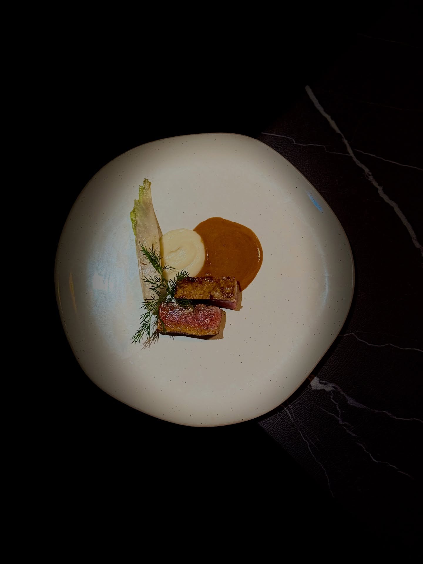 La carte du Soir - La saison de Jīngzhé, Chūnfēn et Qīngmíng
【 Filet de bœuf, Résonance d‘Épices | 辛香回响 】
Ce plat s‘inspire de l’énergie montante et de l‘équilibre propres aux saisons de transition. 🌿 La vivacité, l’harmonie et la fraîcheur printanière se traduisent ici par un jeu subtil entre intensité et douceur, puissance et légèreté. ✨
Le ”ma“ (poivre du Sichuan) apporte une vibration fraîche et légèrement citronnée ; le ”la“ (piment) diffuse une chaleur progressive. 🌶️🍋 Ensemble, ils créent une profondeur aromatique caractéristique de la gastronomie chinoise : une intensité maîtrisée plutôt qu‘une simple force piquante. 🌑🔥
La purée de céleri-rave adoucit et enveloppe, tandis que la romaine apporte fraîcheur et texture croquante. 🥗☁️ Ce contraste reflète la philosophie chinoise : associer chaleur et légèreté pour créer une harmonie globale. ⚖️
À travers la puissance maîtrisée du piment et la fraîcheur végétale, le plat exprime un équilibre vivant — une transition entre énergie et clarté. 🍃⚡️
📝 Reservation : www.bistrowu.com
#aixmaville #aixenprovence #sichuanpepper #spicyart #chinesefood