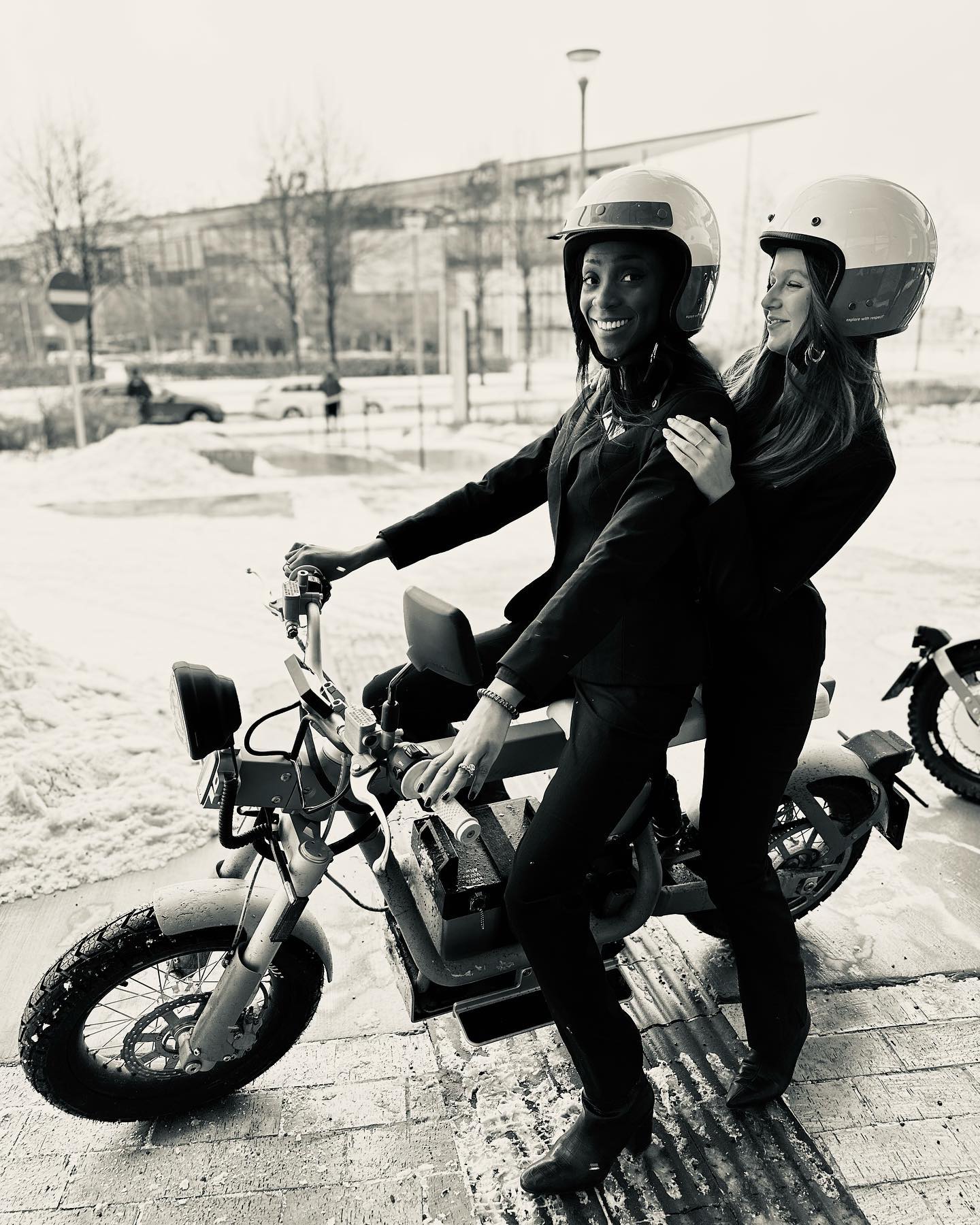 Great day with our friends at @ridecake, @uni3bygeely and @sinixgroup.
The drivers from @unitedspaces was AWESOME 🏍️🥳☀️❄️
#funatwork
#acakeisacake
#sinixgroup