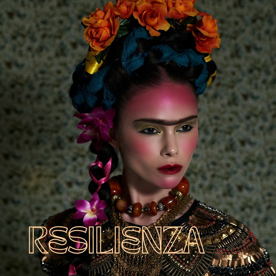 // portfolio - beauty //
🎞️ Ieri sera ho guardato un documentario fantastico su Frida Kahlo ed è stato di grande ispirazione in un momento di crescita personale.
Allora mi è tornato in mente un lavoro di beauty che scattai tempo fa ma veramente un secolo fa, cosi’ ho deciso di pubblicarlo.
💎 E’ incredibile come attraverso la sua storia e la sua opera ci insegna che possiamo superare le avversità, abbracciare la nostra autenticità, trovare la bellezza nella sofferenza e celebrare la vita con gioia e passione.
🎨 Frida non ha mai smesso di esprimersi attraverso la pittura, creando opere che esplorano temi come l’identità, la postcolonialità, il genere, la classe e la razza.
Un femminismo moderno che si può riconoscere nei lineamenti dell’artista fiera di mostrare i propri “difetti” fisici ed emozionali, capace di affrontare mille difficoltà per affermarsi come donna.
Voi la conoscete la sua storia?
📸 @jungle_kia
💐 @giorgiatrezzi1
💄 Bane
#beautyphotoshoot #personalbranding #fotografia #fridakahlo