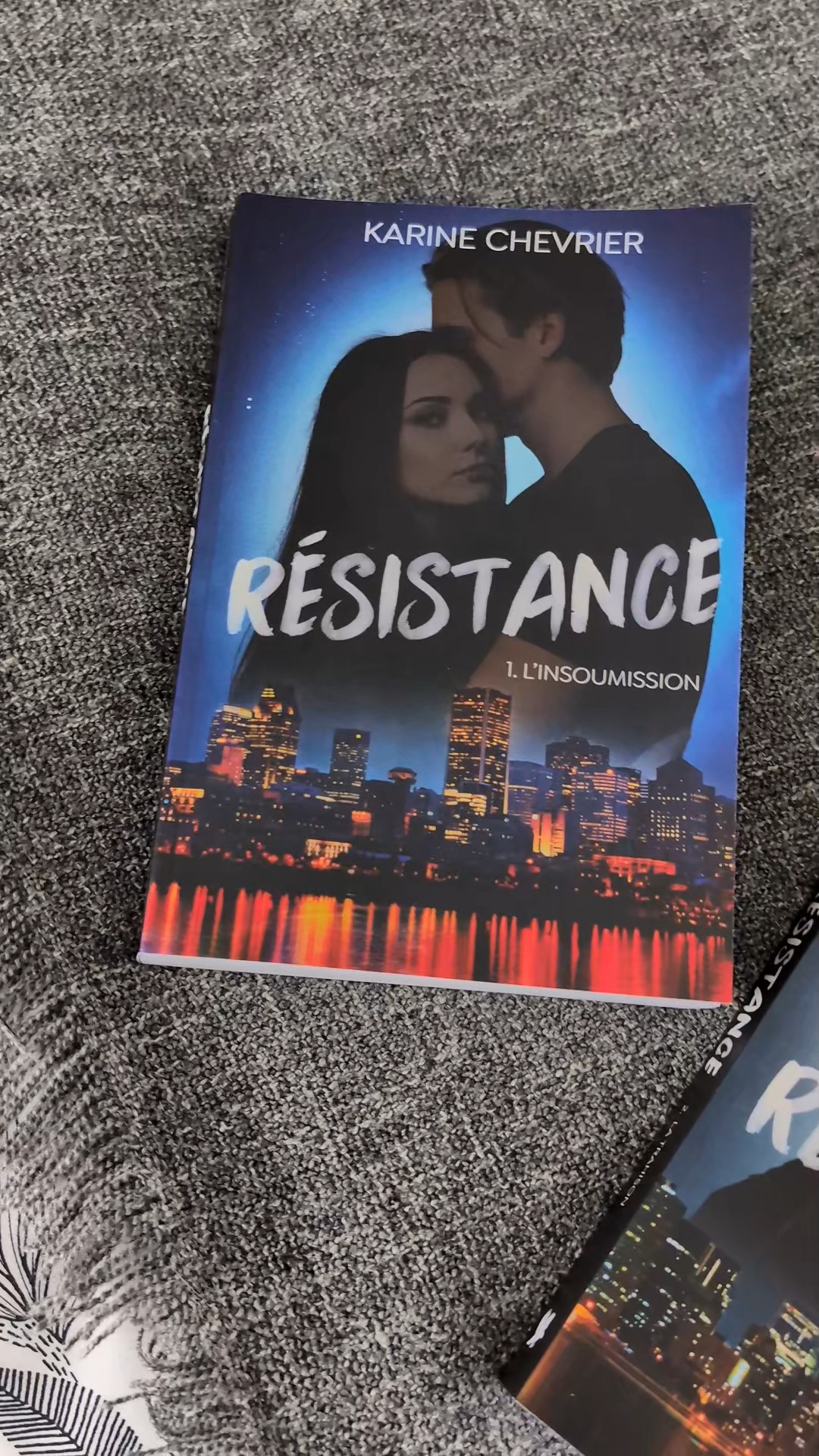 Je réponds enfin à LA question ! ✨
Pour vous procurer n'importe laquelle des versions : https://karine-chevrier-auteure.square.site/s/shop