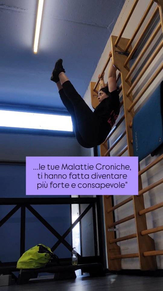 🗣️“𝑨𝒍𝒍𝒂 𝒇𝒊𝒏𝒆 𝒑𝒆𝒓𝒐' 𝒕𝒊 𝒉𝒂𝒏𝒏𝒐 𝒓𝒆𝒔𝒂 𝒑𝒊𝒖' 𝒇𝒐𝒓𝒕𝒆, 𝒏𝒐?”
No.
🩸Le mie malattie croniche non mi hanno resa più forte.
Mi hanno fatto perdere anni di vita.
Anni in cui il mio corpo non era un alleato,
ma qualcosa che non capivo, che faceva male, che mi fermava.
🫂Ho dovuto ridimensionare tutto.
Le mie aspettative come atleta.
Come professionista.
Come ballerina.
Come donna, compagna, amica.
Ho dovuto accettare che il futuro che immaginavo non sarebbe stato quello.
🥊E nel frattempo ho dovuto combattere.
Per essere creduta. Per ricevere aiuto.
Per non sentirmi dire che era “solo stress” (e ovviamente c'entrava, ma non era la sola causa).
🙃Mi sono fatta il c*lo per tornare a muovermi. Mi sono fatta il c*lo per reimparare a mettere un passo davanti all'altro. Mi sono fatta il c*lo e la versione di me di ora batte 100 su 100 la me di prima. Non perché è una gara tra passato, presente e futuro. Ma perché oggi sono una persona consapevole che ancora deve combattere e che dovrà farlo per sempre. Perché il Dolore Cronico, come tale, non passa, si modifica insieme a te.
⚖️E sì, oggi faccio cose che prima non facevo perché rieducare il corpo significa questo. Ho dovuto fare ciò che nessun coach, dottore, terapista aveva fatto prima. E l'ho dovuto fare da sola perché prima di trovare qualcuno che potesse aiutarmi un minimo (dopo il supporto di base), ci sono voluti 2 anni e viaggi per l'Italia! E comunque ho dolore. Ho dolore e lo avrò per sempre.
Non tutto ha un risvolto positivo.
🎗️Ci sono cose che non ti insegnano a vivere "meglio",
non ti migliorano l'esistenza,
non ti rendono più forte.
💔Ci sono cose che ti rompono.
E poi, con veramente tanto impegno,
inizi a ricostruire, a continuare a raccontarlo anche se viene minimizzato e non visto. Perché, più spesso di quel che si crede, le malattie croniche non si vedono.
🙇🏼♀️Non ci deve essere confronto fra un arto amputato e malattie invisibili, bensì validazione e supporto adeguato per entrambe.
🥹Oggi non sono qui perché “è andato tutto per il meglio”, ma perché ho imparato a stare dentro una realtà che non avevo scelto.
🦋E dentro tutto questo ho deciso di usare 👇🏼