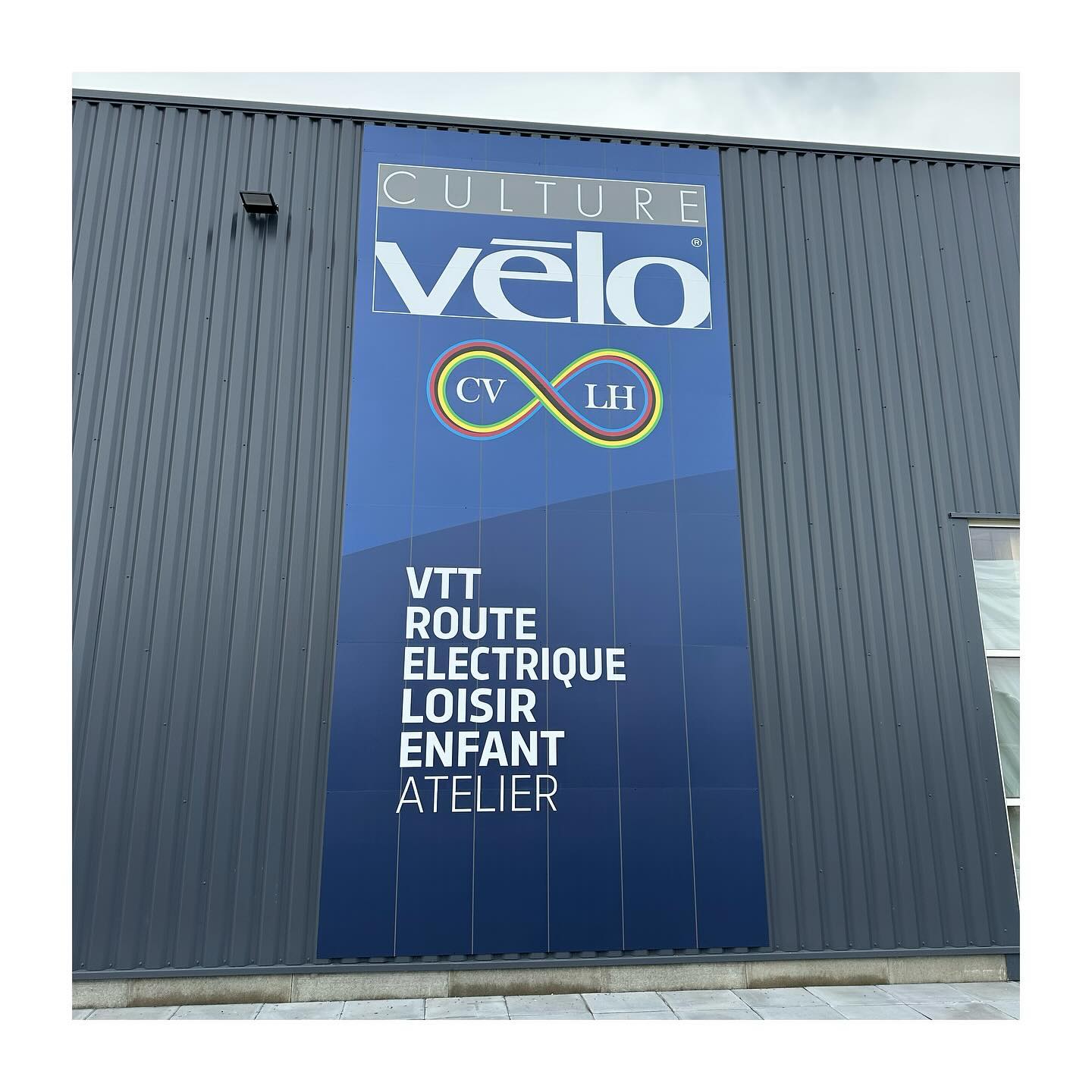 Création, réalisation et agencement de la nouvelle boutique @culturevelolh. Et création de ce lustre monumental qui est maintenant la signature lumineuse 😜 de @magasins_culturevelo . @juliencorporate
#DesignCommercial #AménagementBoutique #ArchitectureIntérieure #DécorationDeMagasins #ConceptStoreDesign #AménagementIntérieur #ArchitectureRetail #DesignDIntérieur #CréationDeBoutique #DécorationCommerciale #AmbianceMagasin #DesignDeVitrine #ExpérienceClient #DécorDeMagasin #StyleCommercial #Design #Lustre #culturevelo #juliencorporate #velo #lehavre