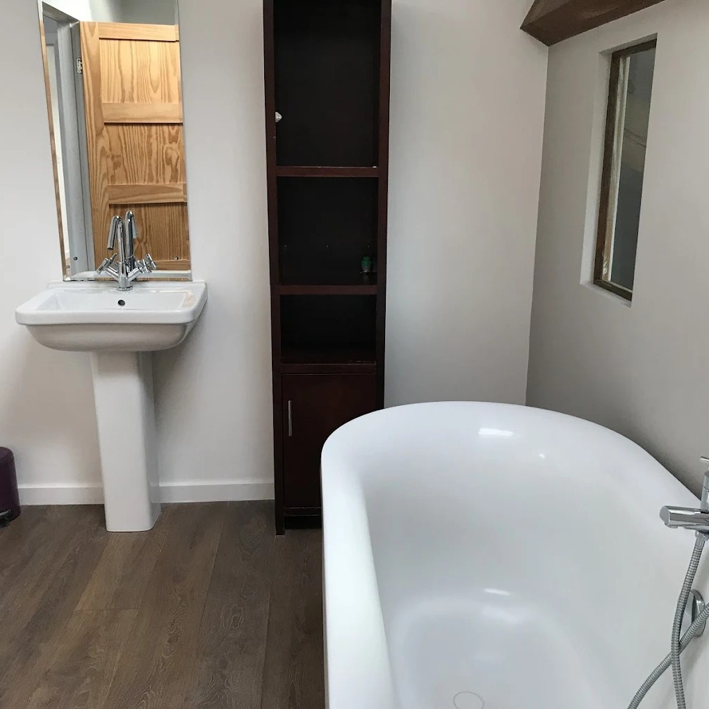 Please note that end of tenancy and one-off cleans require a 50% booking fee in order to secure your slot, with the remaining balance due on the day of your clean. This is due to people in the past booking one-off cleans and either cancelling at the last minute or ghosting me completely. It has a huge impact on a small business when you do "no shows" as someone else could have had that slot and I lose out on income. Always be considerate when dealing with any small business 💖