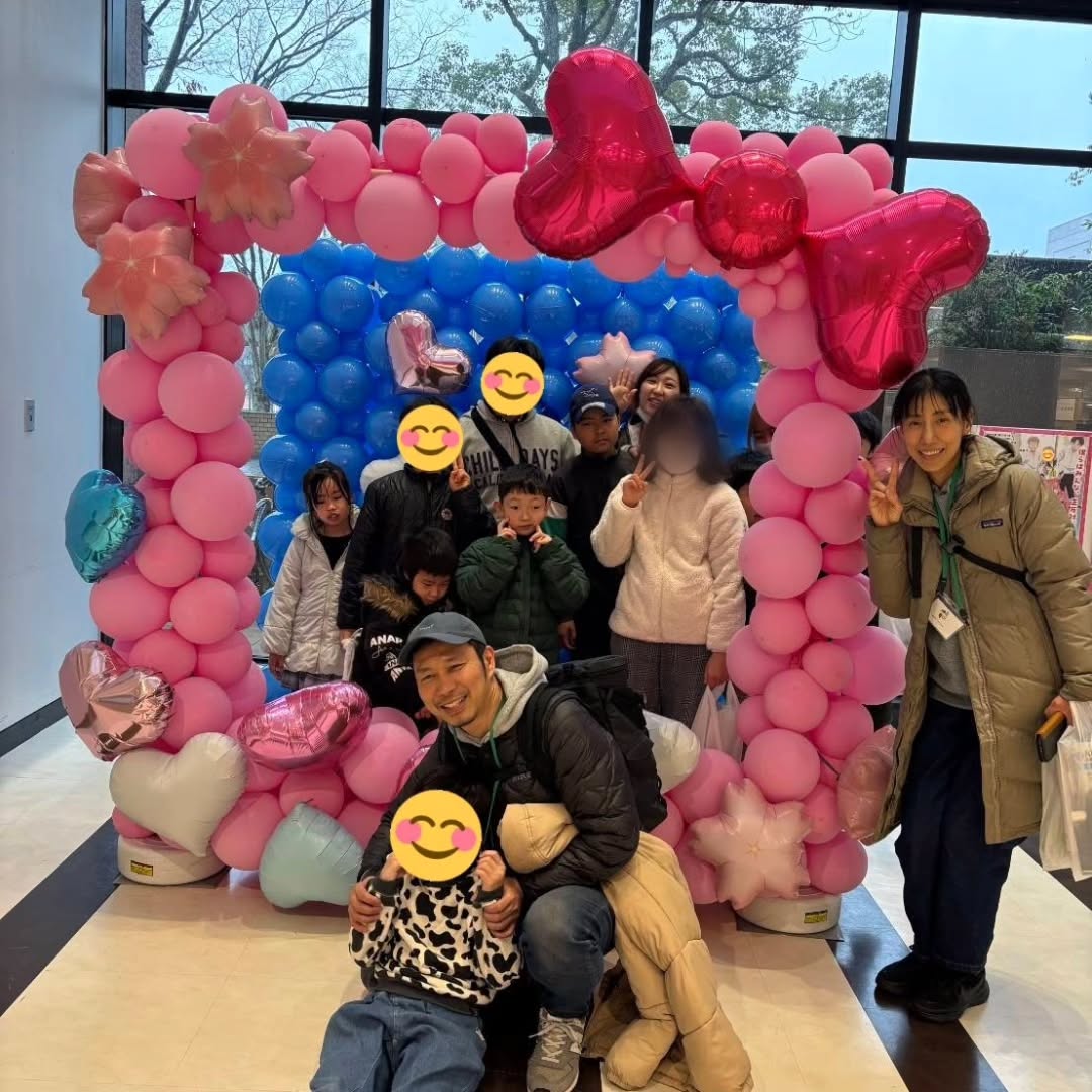 🎉こどもどまんなかフォーラム🎉
ありがとうございました。
公園のゴミ拾いが好きな子には、ナリコーさんの「ゴミオペレーター体験」。
お父さんが空港で働いている子には、「航空貨物のお話」。
女の子たちはネイル体験も楽しみました💅
それぞれの「好き」や「つながり」に寄り添った体験に、子どもたちは笑顔いっぱいでした☺️
この素敵な時間は、地域の大人のみなさんが、仕事終わりに集まって会議をしたり、準備を重ねてくださったおかげです。
子どもたちにとって、大切な経験と、あたたかい思い出になりました✨
本当にありがとうございました🌱
#成田こどもどまんなかフォーラム
#放課後等デイサービスかざぐるま
#子ども若者ライフサポートプログラム
#むすびえ