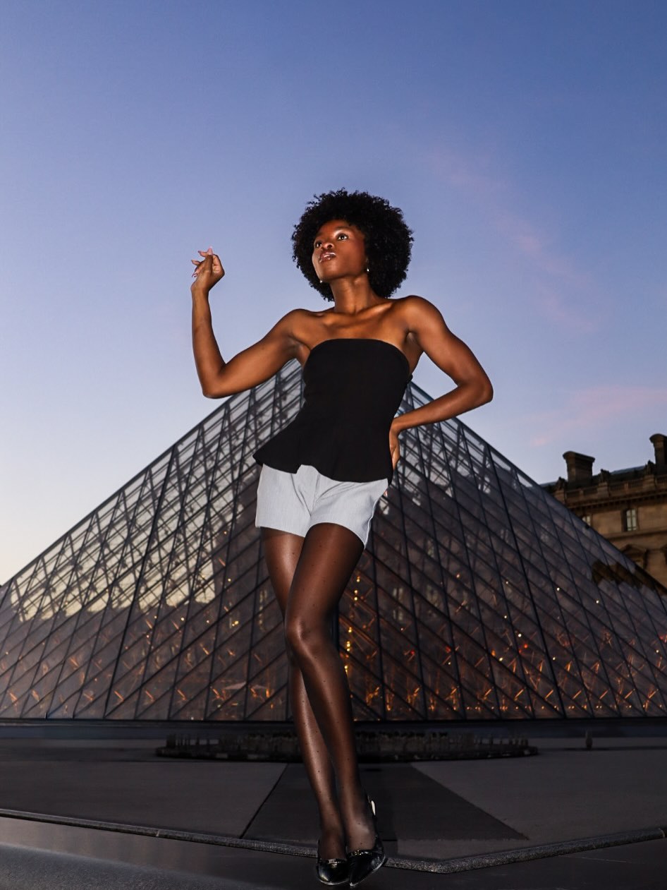 Golden hour at Louvres Museum
Model: @patympembele
Photographer: @lea.santelli