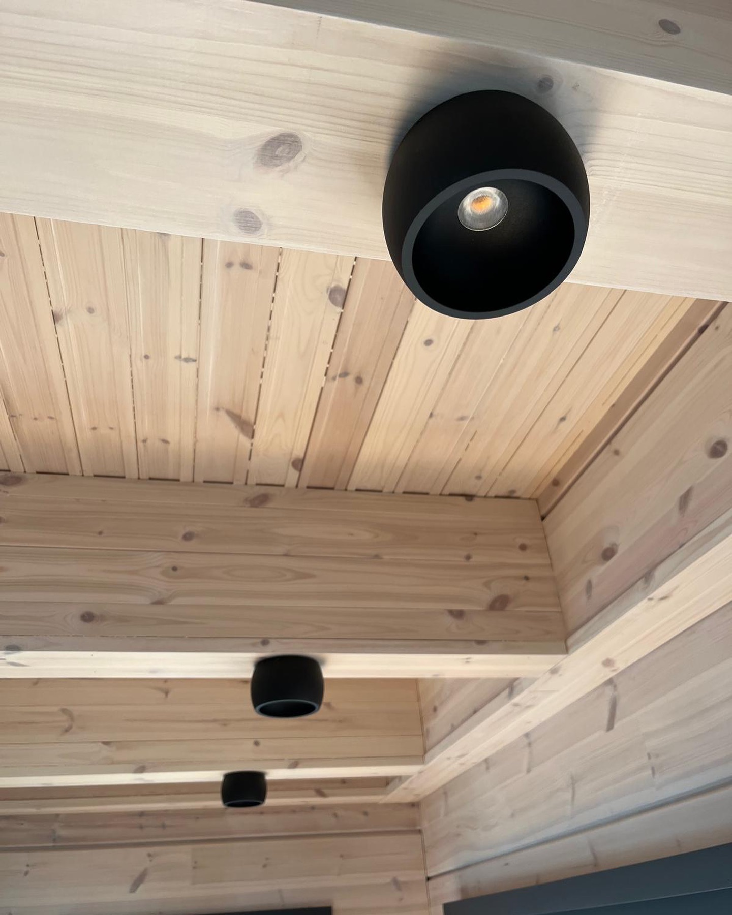 På Kalkskär drivs all el med solenergi ☀️♻️ Solautomatiken kommer från @victron_energy och armaturerna från @hidealitesuomi @hidealite