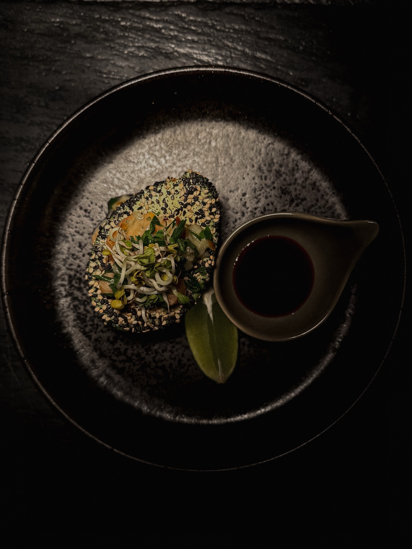 Avocado, Crunch & ein bisschen wow 🥑
Ein neues Special unserer Frühlingskarte.
#starter #veggie #restaurantpassau #zwo20passau #artofplatingfood