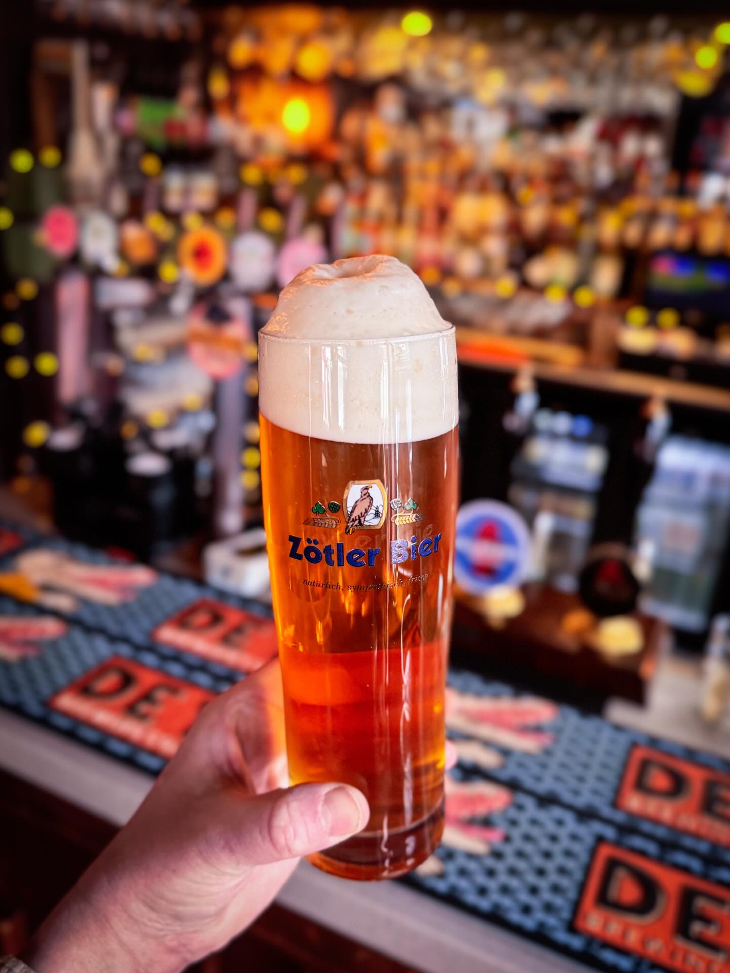 Oooofff!!! Zotler back on tap, this time with this years Osterbier 🐥
Pours orange-gold, with fine, spicy malt notes on the nose and palate. Typically fresh Bavarian character 👌
@zoetlerbier
#bavarian #beer #pints