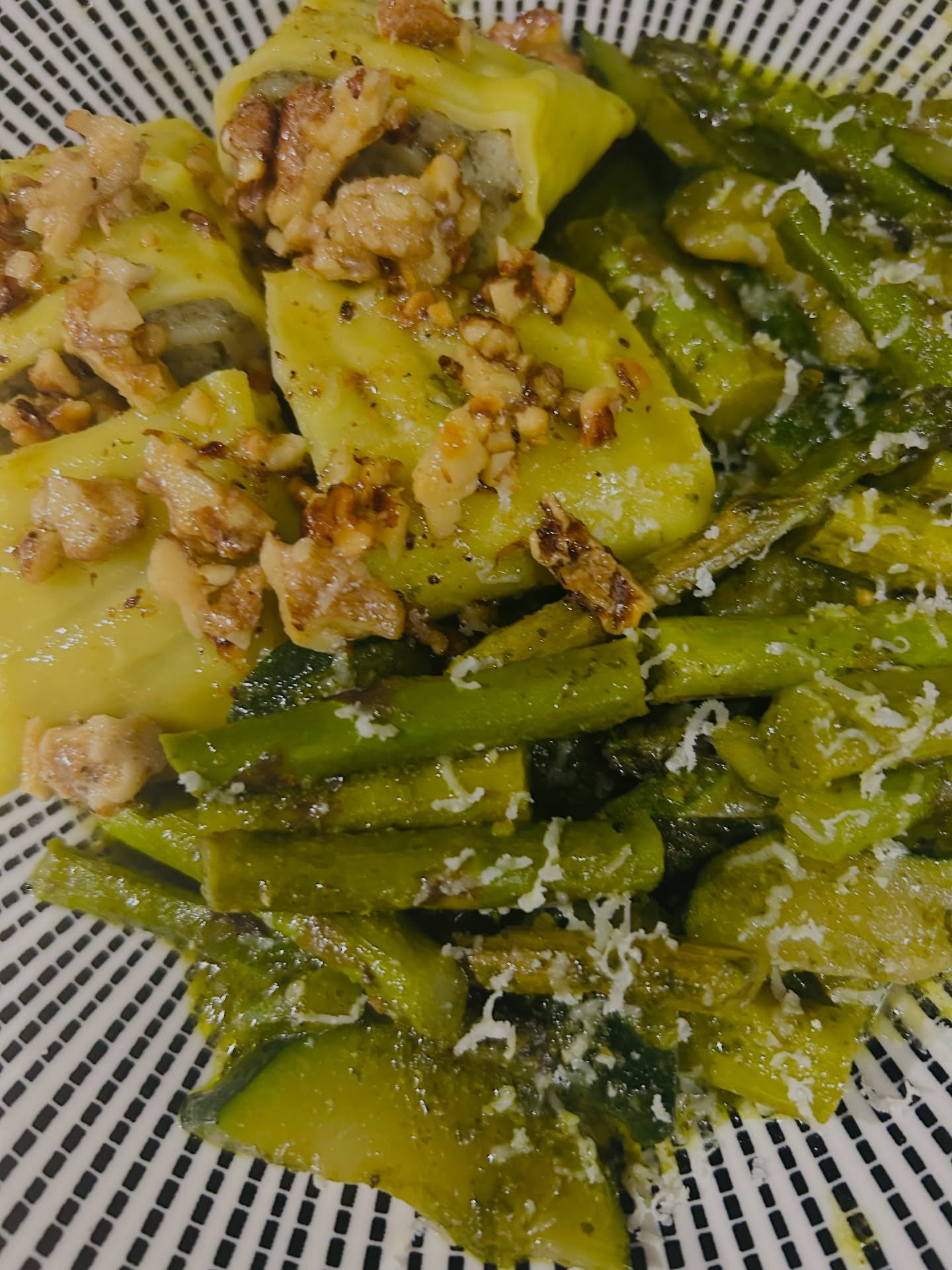 Der erste Spargel 🤩🤩🤩
Grüner Spargel mit Zucchini
Kräuterpesto
Maultaschen
Walnussbutter
und einen Hauch Parmesan
🤩😍😋
#spargel #spargelzeit #gesundeernährung #leichtundlecker #ayurveda