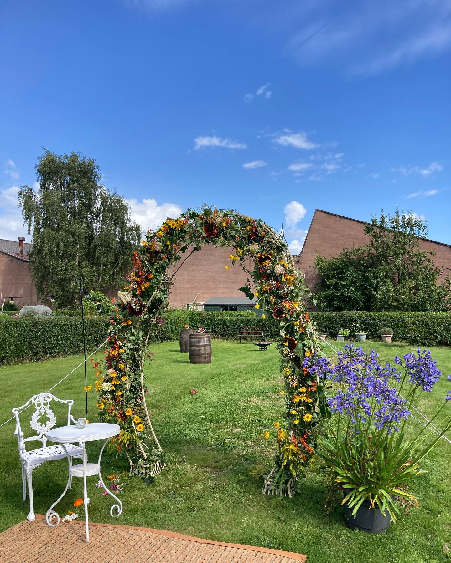 Look at how stunning this wedding is - in my natural habitat, the allotments. The arch was made purely with flowers from the plots 🥺
It was also sunny for the whole drinks reception and *most* of the ceremony until the torrential rain started, hence the soggy look.
Congratulations to Rory & Amy! 🎊🌿🌻🧡