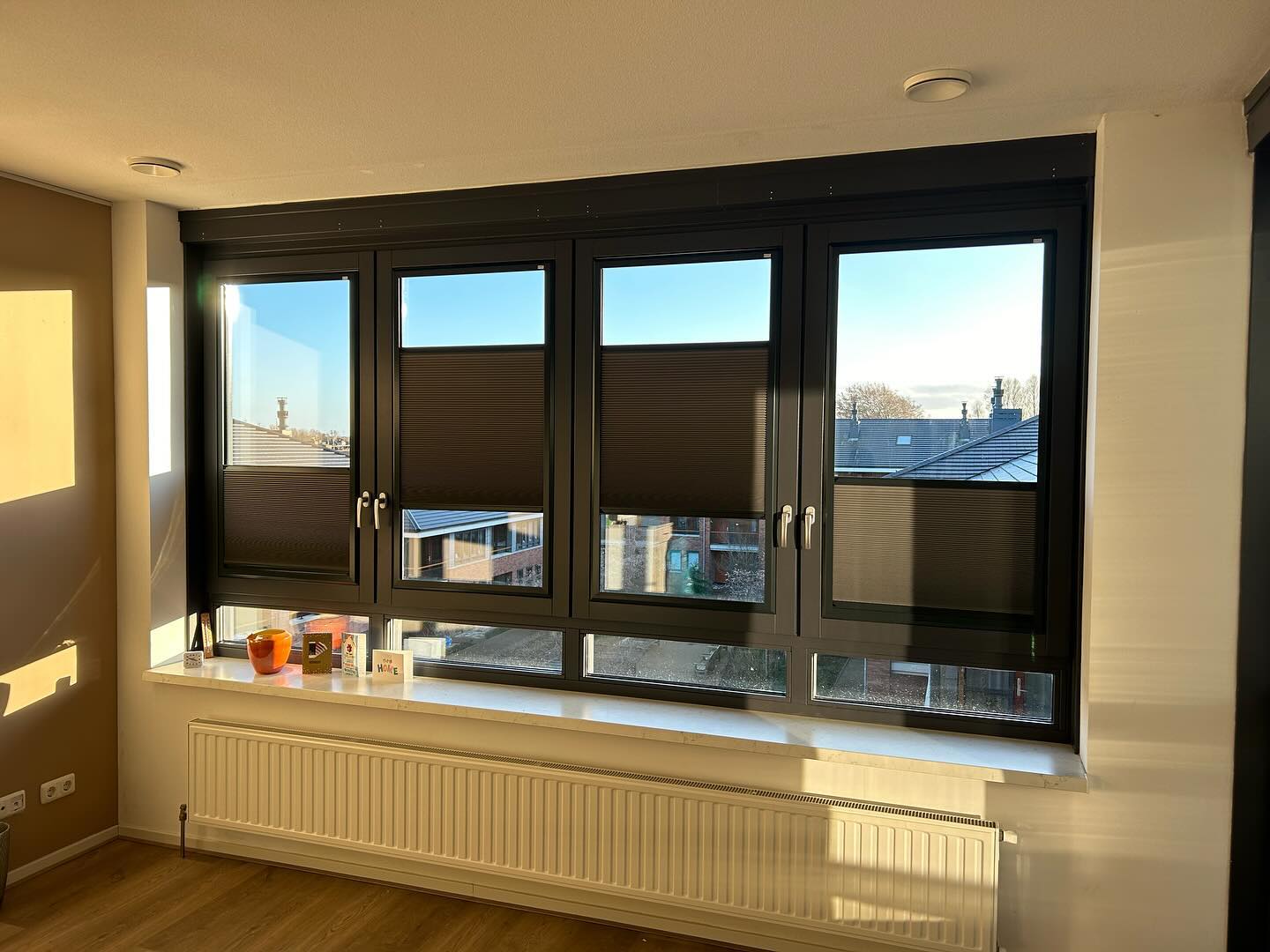 Laatst dit appartement voorzien van KeJe splendid pliss. De KeJe Splendid Pliss is een uniek raamdecoratie product, destijds speciaal ontwikkeld voor een kunststof kozijn. Uiteraard is het product ook toepasbaar voor een houten of aluminium kozijn. Het product is compleet geïntegreerd in een aluminium frame, welke door middel van magneet- en staalband wordt gemonteerd op het kozijn. #geengaten #raamdecoratie #kuntstofkozijnen #duette #keje