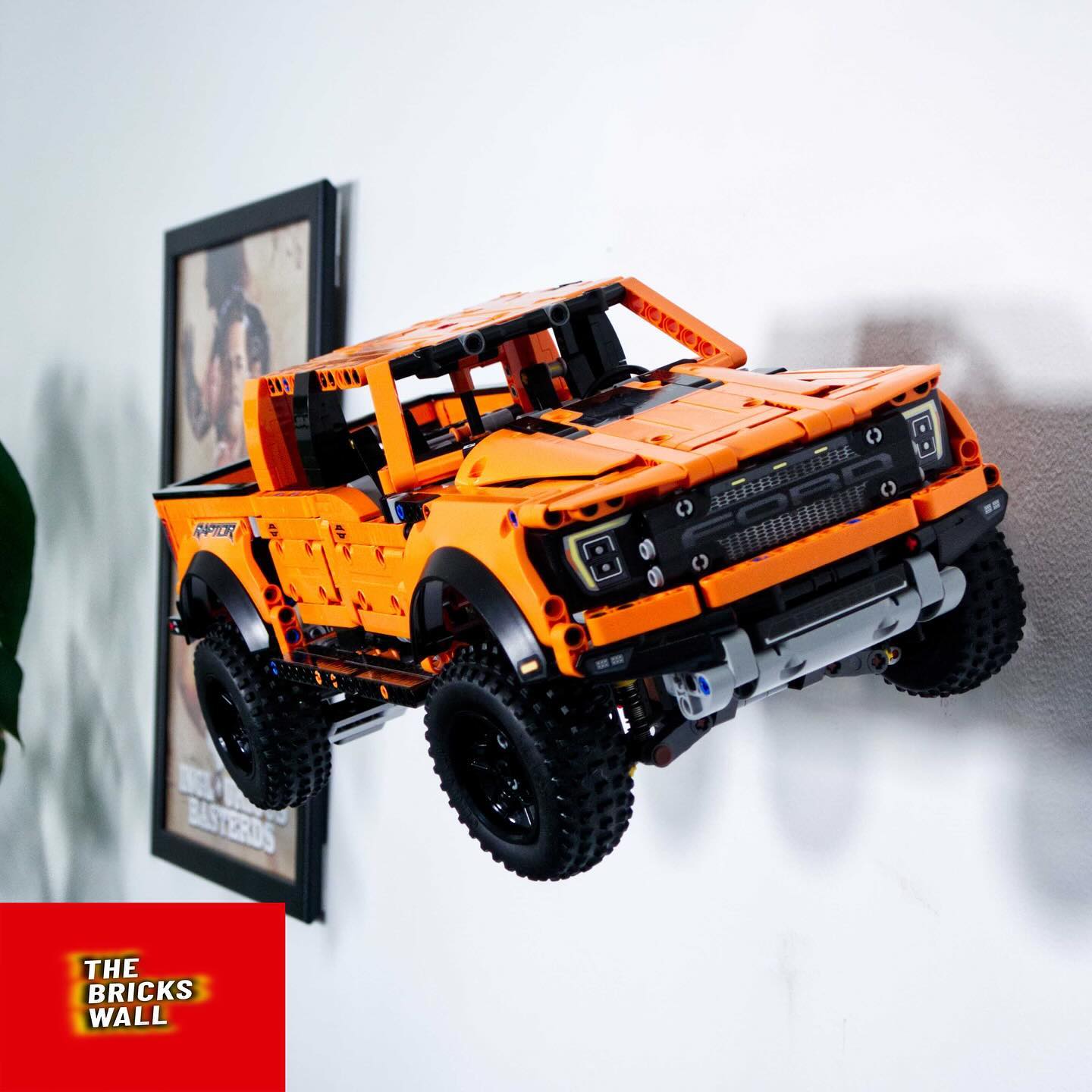 סטנד קיר ללגו דגם ford raptor 42126