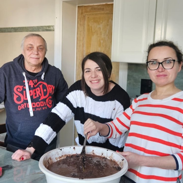 "Sharing more than just meals. Cooking isn't just about flavors and ingredients; it's about connection and care. đČđ Whether it's whipping up a family dinner or baking treats for friends, the act of cooking for others nourishes not only their bodies but also their souls. It's in those moments of slicing, stirring, and sizzling that we create memories and strengthen bonds. So let's keep spreading love, one recipe at a time. Who's with me? #CookingForOthers #SpreadLoveThroughFood #FoodBringsUsTogether"