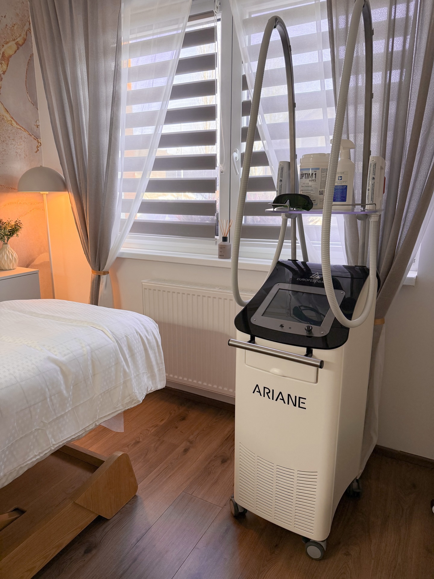 Ráda bych vám představila moji lásku, která nesmí v salonu chybět 🥰
IPL Ariane – moderní technologie, která posouvá péči o pokožku na úplně jinou úroveň.
Jedná se o profesionální přístroj využívající intenzivní pulzní světlo (IPL), který umožňuje cíleně ošetřovat chloupky i samotnou pokožku.
Díky vysokému výkonu a přesnému nastavení je ošetření účinné, ale zároveň šetrné.
Jak IPL funguje?
Světelný pulz proniká do pokožky, kde se zaměřuje na pigment v chloupku nebo v pleti.
Energie se přemění na teplo a:
– oslabuje vlasový folikul
– zpomaluje růst chloupků
– zlepšuje kvalitu pokožky
✨ Odstranění chloupků
IPL je ideální pro dlouhodobou redukci chloupků na těle i obličeji.
Při pravidelných ošetřeních dochází k výraznému zpomalení růstu a pokožka zůstává hladká bez podráždění.
✨ IPL v kosmetice
IPL u mě ale nekončí jen u chloupků 🤍
Zařazuji ho i během kosmetických ošetření, kde pomáhá:
– redukovat akné
– zesvětlovat pigmentace
– zklidnit začervenání a žilky
– celkově sjednotit a projasnit pleť
Každé ošetření přizpůsobuji na míru – podle tvé pokožky i cíle 🤍
📩 Pokud máte nějaké dotazy, napište mi do zpráv nebo se rovnou objednejte online. ✨