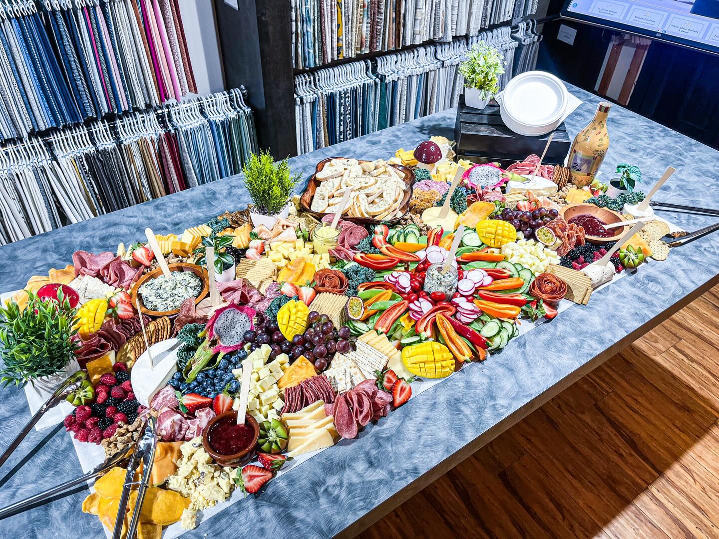 Grazing at @marshallshomeliving for @ladieshappyhour 🤍 what an amazing afternoon full of connection while we were pouring @sandhillwines & @everydaydry 🍷