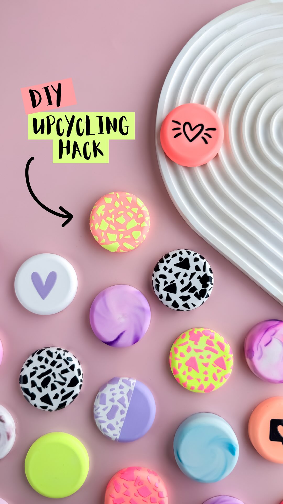 DIY UPCYCLING HACK ✨
Beim Formengießen gibt es keine „Reste“ – nur neue Möglichkeiten 😌🫶
Diese kleinen Magnete sind durch Zufall entstanden - aus eingetrockneten Gießmassenresten in Mini-Mischbechern.
Statt sie zu entsorgen, habe ich sie einfach:
- auf der Rückseite geschliffen
- und kleine Magnete mit Sekundenkleber angebracht (es gibt auch selbstklebende Magnete)
Auf der Vorderseite könnt ihr euch kreativ richtig austoben. Ob mit Terrazzo RubOns, Acrylfarben, Marmoreffekt oder ganz clean in Uni.
Perfekt zum Verschenken… oder einfach selbst behalten 😉
Ihr könnt dafür übrigens jedes Gießpulver verwenden. Besonders farbintensiv wird es mit einer 2-Komponenten Gießmasse wie Jesin.
❤️ Und das Beste: Ich bringe ganz viele dieser Magnete nächste Woche mit zur @creativa.dortmund und verschenke sie an euch! 🫶 Ich bin von Mittwoch bis Freitag vor Ort – kommt super gerne vorbei und sprecht mich an, ich freu mich riesig darauf euch kennenzulernen!
👉 Wer hätte gerne einen? 😏
💌 Kommentiert „MAGNET“ und die Materialliste für dieses Projekt landet direkt in eurem Postfach
.
#diy #terrazzo #upcycling #hack #jesin