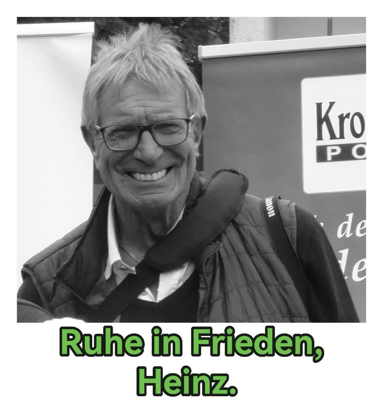 SV Thülen trauert um heimischen Sportjournalisten
Mit großer Bestürzung haben die Verantwortlichen des SV Thülen am Dienstag vom Tod des heimischen Sportjournalisten Heinz Heinemann erfahren.
Im Fußball hat er damals als Spieler und Trainer viele Siege eingefahren.
Doch den Kampf gegen die schwere Krankheit konnte er leider nicht gewinnen.
Der gebürtige Briloner ist Mann der ersten Stunde, wenn es um die Berichterstattung über die Damenmannschaft des SV Thülen geht.
Bereits im Gründungsjahr 1996 verfasste Heinemann seine ersten Berichte über den damaligen Kreisligisten vom Thülener Scheid.
Er hielt den Grün-Weißen bis zuletzt die Treue. Ihm ist es zu verdanken, dass der Damenfußball im Hochsauerlandkreis in der Westfalenpost nicht zu kurz kam.
Angefangen mit Zweizeilern bis hin zu teilweise halbseitigen Berichten im Heimatsportteil der WP.
Heinz Heinemann ist maßgeblich an der kontinuierlichen Präsenz der SVT-Kickerinnen in der heimischen Presse beteiligt. Dafür ist der Westfalenligist Heinz sehr dankbar.
Einen besonders guten Kontakt pflegte Heinemann seit Jahren zu Team-Betreuerin Sandra Kraft.
Wöchentlich wurde der Vollblut-Reporter von ihr mit den nötigen Infos versorgt.
„Ich werde ihn und unsere immer sehr angenehme Korrespondenz sehr vermissen“, so die SVT-Betreuerin.
Zum Gewinn des Futsalpokals des FLVW Anfang Februar durfte sich das Team noch über eine Spende für die Mannschaftskasse freuen. Heinemann war nicht nur großer Fan des FC Bayern München, sondern auch der SVT-Damen.
„Wir werden Heinz in sehr guter Erinnerung behalten und sind in Gedanken bei seiner Familie“, so die Verantwortlichen des SV Thülen.