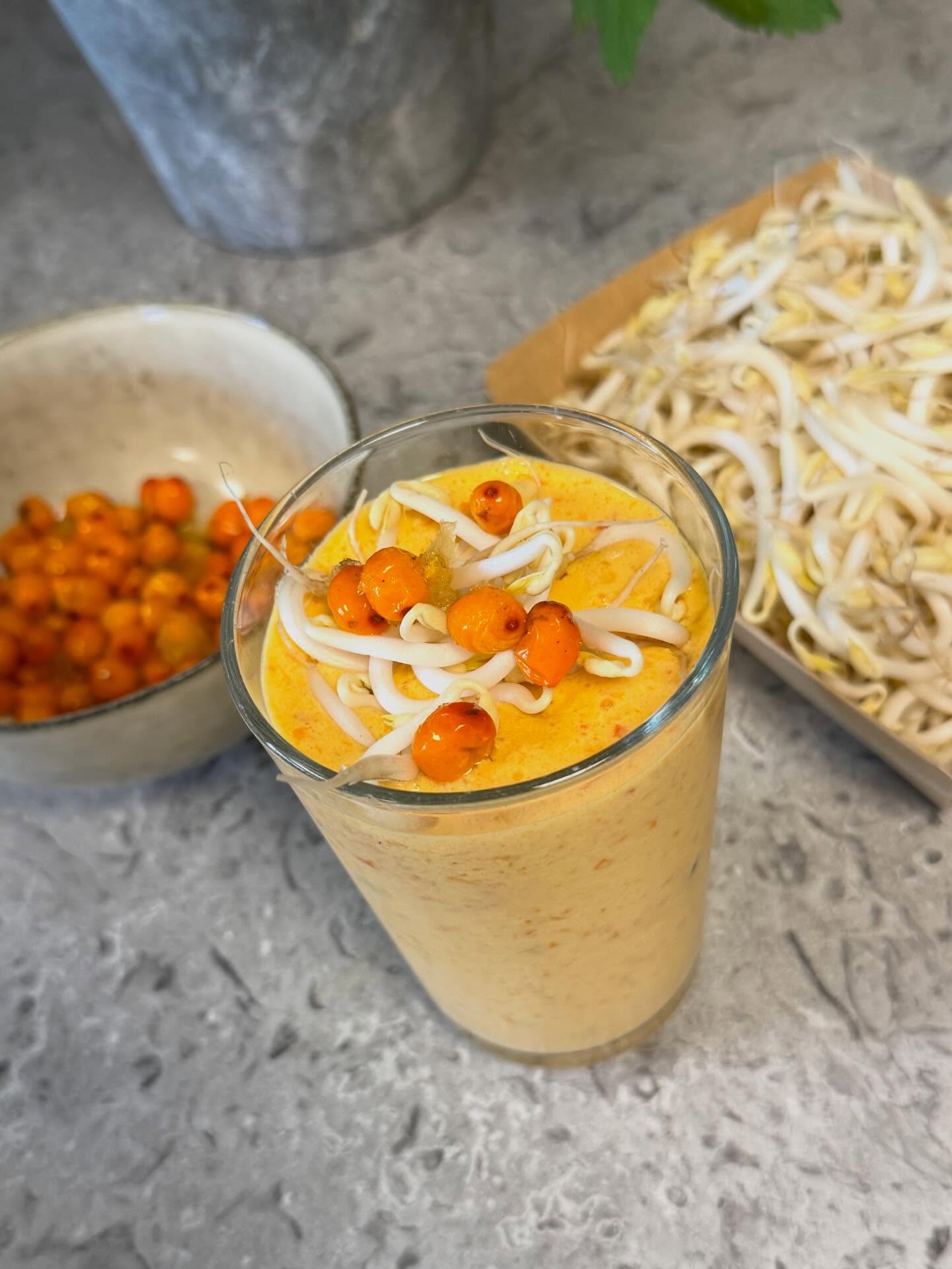 Smoothie med böngroddar & havtorn đâš
FrÀsch, syrlig och full av nÀring. Perfekt som en snabb boost i vardagen.
Böngroddar Ă€r smĂ„ men nĂ€ringstĂ€ta. De innehĂ„ller protein, fibrer och viktiga vitaminer som C-vitamin och folat, som bidrar till immunförsvar och energiomsĂ€ttning. Dessutom Ă€r de rika pĂ„ mineraler som jĂ€rn och magnesium. Bra för bĂ„de kropp och muskler. đđŒ
Havtorn tillför en frisk syra och Àr en riktig vitamin C-boost!
Recept (1â2 glas):
1 banan
1 dl fryst mango
0,5 dl havtorn
1â2 nĂ€var böngroddar
2 dl apelsinjuice eller valfri mjölk
Mixa allt till en slĂ€t smoothie. Smaka av â tillsĂ€tt mer vĂ€tska om du vill ha den tunnare. FĂ€rdigt đ