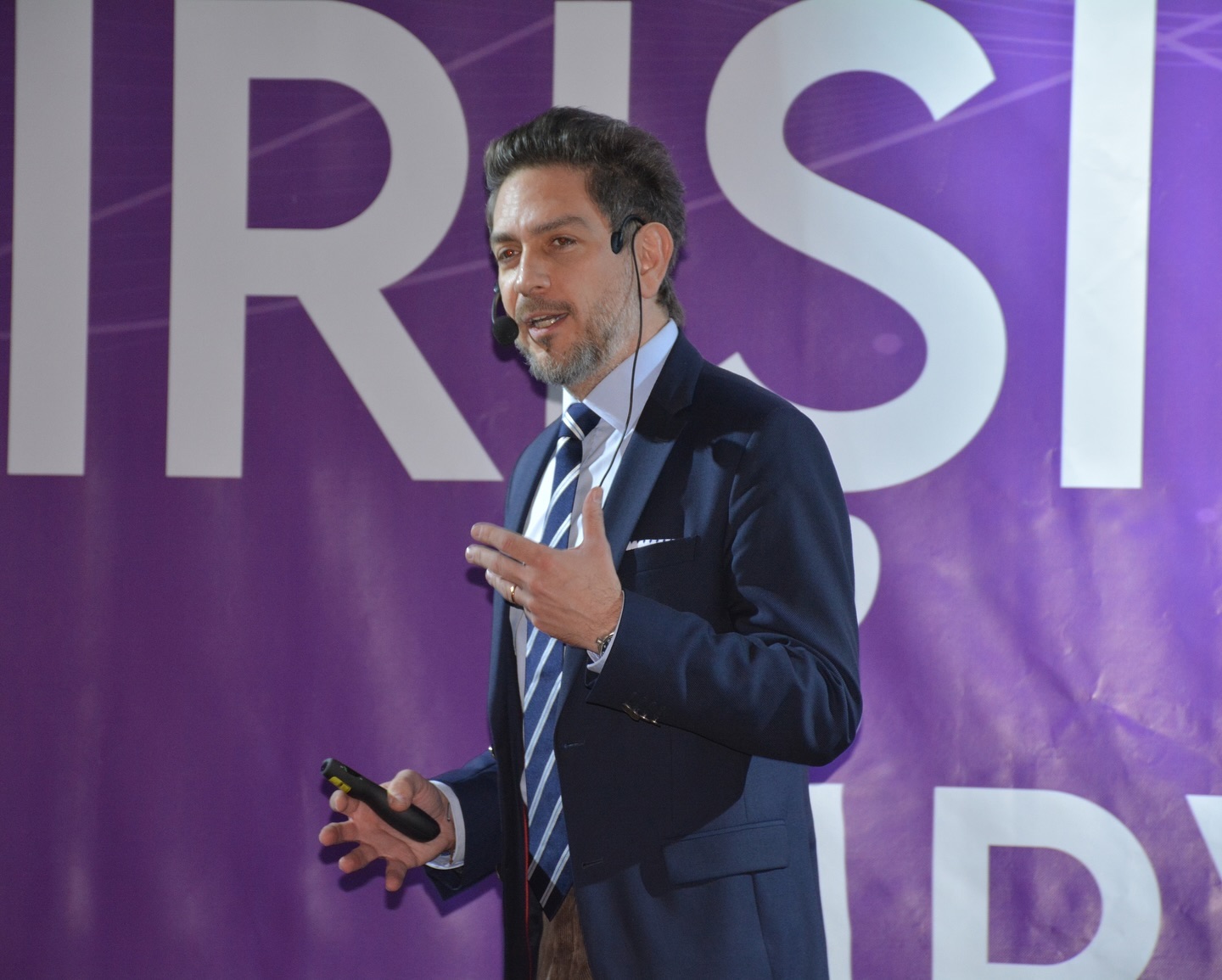 Eskişehir’de her yıl düzenlenen ve artık gençler için geleneksel hale gelen Atayurt Genç Girişimciler Zirvesi (#AGGZ)’nin 10. yılında Atayurt Genç Girişimciler Kulübü’nün daveti üzerine farklı okullardan gelerek 3 günlük etkinliğe katılan girişimci adayları ile bir araya geldim. Biraz eğitim, biraz sosyal girişimcilik, biraz Khan Academy’nin hikayesi ve biraz da kendi hikayemden bahsetme şansı buldum.
Daha önce dinleyenler bilir, daha çok eğitim konuşurum, dijital dönüşüm anlatırım, bazen bana da ilham verdiği için Sal Khan’ın hikayesinden bahsederim ama kendi hikayemi özellikle istenmedikçe pek de paylaşmam. Bu kez bir istisna yaptım ve bu etkinlik beni de karşımdaki sandalyeleri dolduran pırıl pırıl gençlerin oldukları yaşa götürdü; liseden başlayarak anlattım neden eğitim, neden sivil toplum, neden sosyal girişim. Türkiye, Amerika derken genel olarak bizim kuşak için teknoloji nasıl değişti, değişen teknoloji hayatımızı ve özellikle de eğitim hayatımızı nasıl değiştirdi…
Eskişehir Belediye Başkanı Ayşe Ünlüce, yapay zeka uzmanı İlker Ulubey ve İTÜ Rektörü Prof. Hasan Mandal ile aynı sahneyi paylaşmaktan; yoğun katılım gösteren protokol üyeleri ve akademisyenler arasından çok değerli isimlerle tanışma şansı bulmaktan mutlu oldum.
Aslında bu sahneye ilk defa konuk olmuyorum, daha önce de Atayurt Okulları’nın misafiri olmuştum. Fakat AGGZ’nin yıllar içinde nasıl geliştiğini görmek heyecan vericiydi. Okulun kurucusu Fevzi Yalçın ve kurucu temsilcisi Ahmet Yalçın başta olmak üzere, tüm yönetim ekibi ve değerli öğretmenlere nazik, içten ve kusursuz ev sahiplikleri; çok değerli ve samimi sohbetleri için teşekkür ederim. Ama daha da önemlisi hem Eskişehir, hem de ülkemizin aydınlık geleceğine emek verdikleri ve Türkiye’yi geleceğe taşıyacak gençlerin yolunu açtıkları için…
Yolunuz açık, başınız dik olsun gençler; tekrar görüşmek üzere Eskişehir.