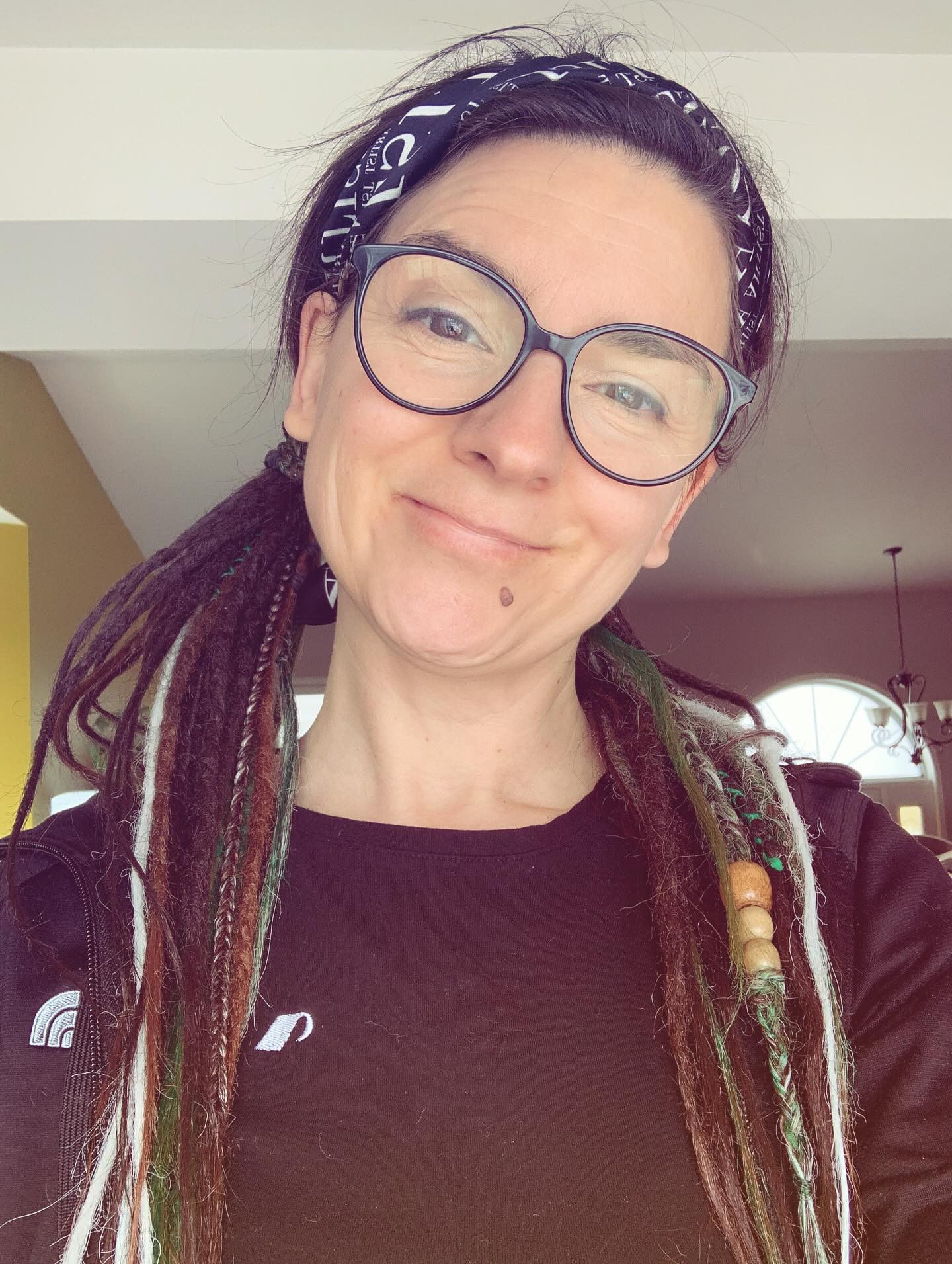 Plus les jours passent, plus j’aime mes dreadlocks.
Facile à manipuler pour avoir un look créatif qui me ressemble plus! 💙💜❤️
Passe une belle journée! 🌸
#dreadlocstyles #makeuplifestyle #bienvenudansmonmonde