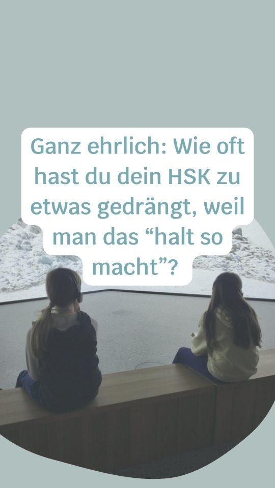 Ich bin ehrlich: Ich habe das früher ab und zu getan und ich mache es immer noch manchmal, auch wenn ich es besser wüsste. Wir sind alle stark geprägt von gesellschaftlichen Normen und Werten und handeln danach. Das macht unser Leben einfacher. Nur passen hochsensible Kinder oft nicht in dieses enge Regelkorsett.
Beim letzten Workshop mit Eltern von hochsensiblen Kindern habe ich das deutlich gehört: Eltern von HSK spüren oft genau, was ihr Kind bräuchte, handeln aber entgegen den Bedürfnissen des Kindes, nur um den gesellschaftlichen Normen gerecht zu werden. Danach ist das schlechte Gewissen vorprogrammiert.
Aber Hand aufs Herz: Bricht die Welt zusammen, wenn wir zu spät zum Arzttermin kommen, weil das Stofftier noch geholt werden musste? Ist es so schlimm, wenn das Kind mit Kopfhörern am Tisch sitzt, weil es komplett überreizt von der Schule nach Hause kommt und nichts mehr aushält? Spielt es eine Rolle, wenn es die immer gleichen Schuhe anzieht, die schon fast auseinanderfallen, einfach weil sie nicht drücken? Und wenn es dem Onkel partout nicht die Hand geben will?
Ich weiss, es ist nicht immer einfach, sich gegenüber schrägen Blicken und giftigen Kommentaren abzugrenzen. Und ich möchte hier niemandem ein schlechtes Gewissen machen.
Im Gegenteil: I feel you!
Ich plädiere für mehr Gelassenheit und Flexibilität gegenüber allem «was man schon immer so gemacht hat». Deinem hochsensiblen Kind zuliebe.
Sei offen mutig und schreibe in die Kommentare, wozu du dein Kind schon mal gedrängt hast, weil man das halt so macht👇🏻.
Für eine Begleitung oder ein kostenloses Beratungsgespräch kontaktiere mich gerne per DM. Für mehr Infos schau auf meiner Website vorbei: www.feingesinnt.ch (im Linktree in der Bio).
Herzlich, Jacky 🦋
#hochsensibilität #hochsensitivität #hochsensiblekinder #neurodivergent #hsk