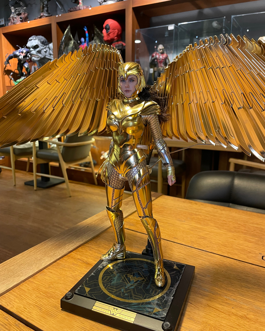 Altın zırhın gücü… ✨🦅
Wonder Woman (Golden Armor) sahneye çıktığında herkes durur.
Parlak zırh detayları, kanat yapısı ve yüz ifadesiyle koleksiyonun en premium parçalarından biri.
DM’den fiyat bilgisi alabilirsiniz.
Hero Cafe’yi ziyaret edip ürünü yakından inceleyebilirsiniz.
#wonderwoman #dccomics #hottoys #figurecollection #herocafe