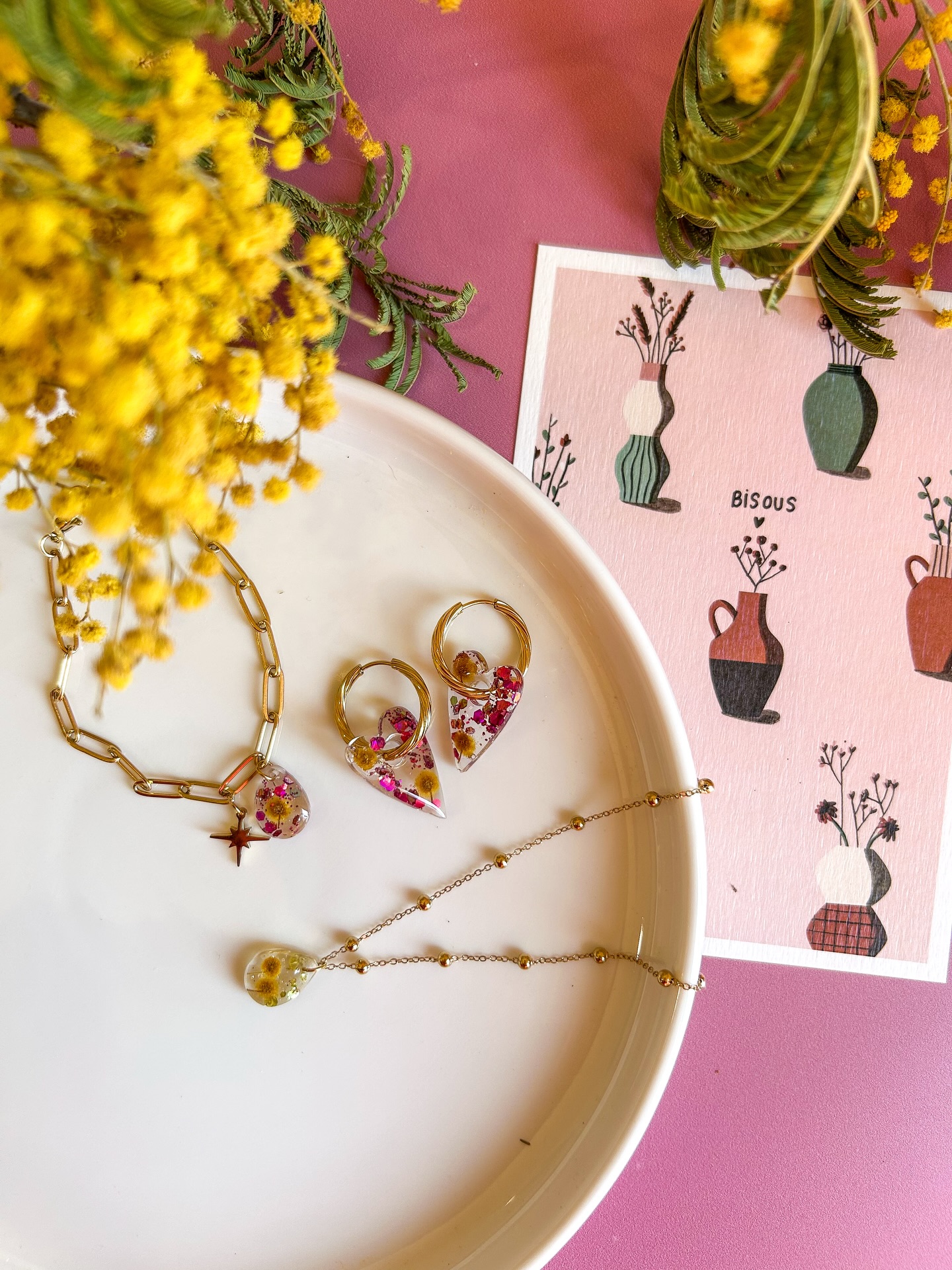 Joyeux printemps 🕊️🌸
Une petite vibes de mon mood en ce premier jour de printemps, welcome dans ma vie 💛
Se chouchouter en se fleurissant de mimosa, cueillir ou s’offrir des fleurs, boire sa boisson préférée, profiter de ses proches, sortir à l’extérieur et travailler avec le cœur,☀️
Et la vôtre ?
Brillons ! ✨
www.plantesenscene.com
#bijouxfleurs #bijouxcréateur #bijouxfaitmain #printemps