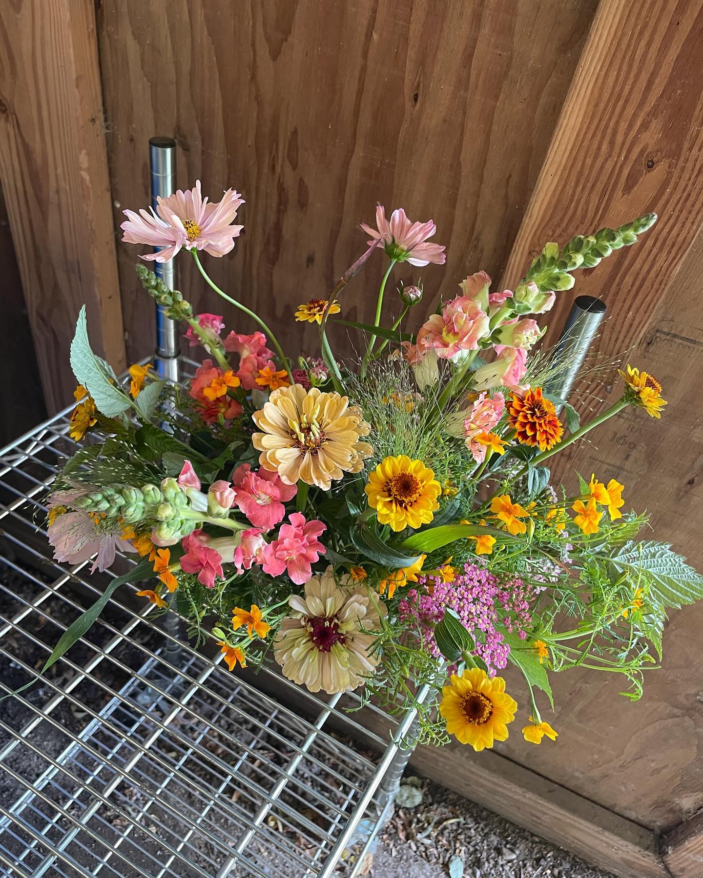 Nine playful centerpiece arrangements went out yesterday for a celebration of life. It warms my heart when you good people turn to locally-grown, organic flowers to honor your loved ones. Link in bio to learn more about our a la carte design offerings.