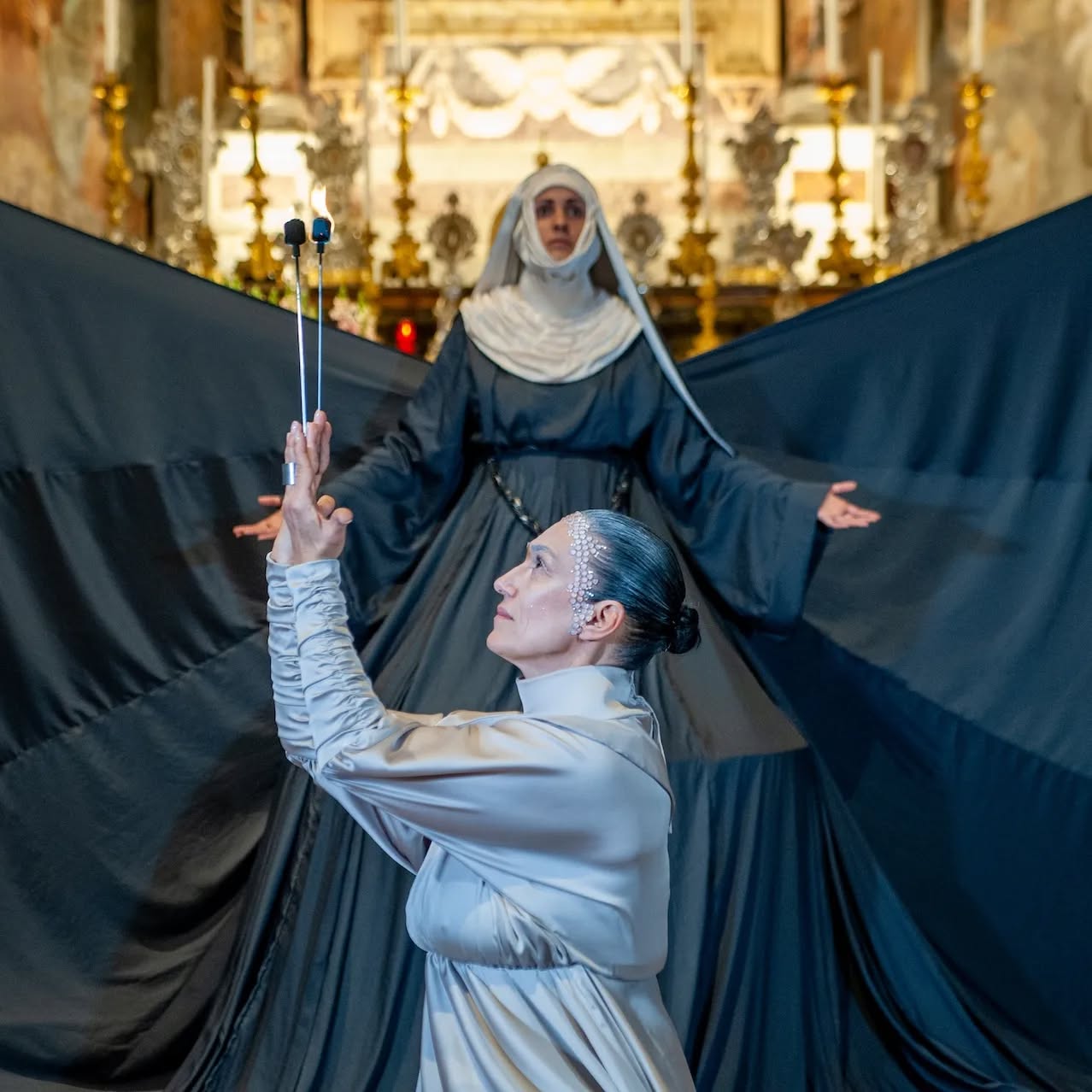 Tutto esaurito ieri per la prima rappresentazione assoluta di "Dammi il dono del fuoco", azione scenica su testi e musiche di Hildegard von Bingen, mistica, teologa, musicista del XII sec.
Canto, musica, recitazione e danza hanno emozionato il caloroso pubblico, che ringraziamo di cuore.
Vi aspettiamo per gli ultimi eventi del Festival il 28 e 31 marzo!
Tutte le info sul sito www.spiritualia.it