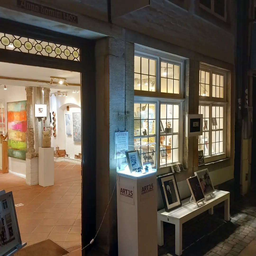 Es leuchtet von innen😉... Im Schnoor, wenn es draussen dunkel ist, wird die Kunst drinnen erst recht zu einem Highlight⭐️.
#Kunst #schnoor #bremen #art #Acryl #skulptur