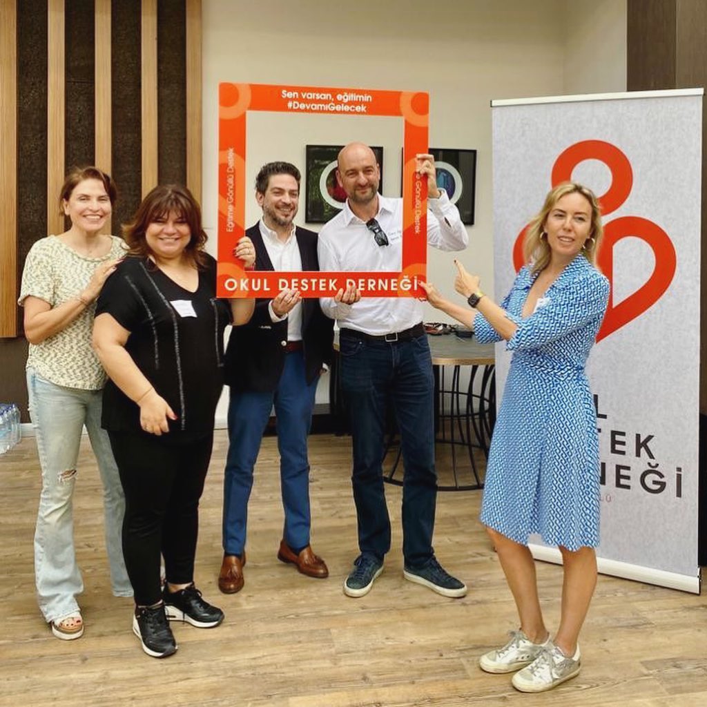 Okul Destek Derneği olarak bir eğitim öğretim yılını daha başarıyla tamamlamış olmanın sevincini gönüllülerimizle paylaştık ve hep birlikte kutladık. Tüm gönüllülerimize, gönülden teşekkürler!
2020 yılında bir hayalle, devlet okullarında okuyan öğrencilerin eğitimini online ortamda destekleme hedefiyle bir araya gelen harika bir ekiple çıktığımız yolda, profesyonel merkez kadromuz, öğretmenlerimiz, koordinatörlerimiz ve Türkiye’nin dört bir yanından bize inanan gönüllülerimizle her geçen gün büyüyen bir aile olduk. Yüzlerce gönüllümüzle, binlerce gencimizin eğitimine katkı sağladık, umuyoruz ki geleceğine dokunduk.
Derneğimizin amacı, ülkemizde ortaokul çağındaki devlet okulunda okuyan istekli öğrencilerin, dil, din, cinsiyet, ırk ve siyasi görüş ayırt etmeksizin, uzaktan eğitim araçlarıyla, ücretsiz olarak küçük sınıflarda yıl boyu sürecek katılımcı bir ortamda okulda aldıkları temel eğitimi desteklemektir.
Hedefimiz, temel matematik, fen ve dil becerilerine sahip, donanımlı, araştırmacı, nitelikli, eleştirel düşünebilen, düşüncelerini en iyi şekilde ifade edebilen ve dünyaya açılan; gönüllülük ve toplumsal fayda konularında duyarlı
bireyler olarak yetişmelerine ve potansiyellerini gerçekleştirmelerine yardımcı olmaktır.
Gençlerimizin eğitimine gönüllü destek vermek için buradayız. Derneğimizde bütün çalışmalar gönüllülerimiz tarafından hayata geçiriliyor. Çocukların eşit eğitim hakkına inanan gönüllülerimiz zamanlarını, bilgi ve deneyimlerini sosyal sorumluluk bilinciyle çocuklara aktararak, yarının aydınlık insanlarının yetişmesine destek oluyorlar.
Siz de gelin, eğitime gönülden destek verenler olarak gücümüze güç katalım.
Sen varsan, eğitimin #devamıgelecek
www.okuldestek.org
#okuldestekderneği #odd #gönüllülük #gönüllü #eğitimgönüllüsü #eğitimgönüllüleri #eğitim #egitim #gönüllüler #gonulluler #eğitimedestek #okuldestek #siviltoplum #stk #dijitaleğitim #dijitalgönüllülük #sosyalfayda